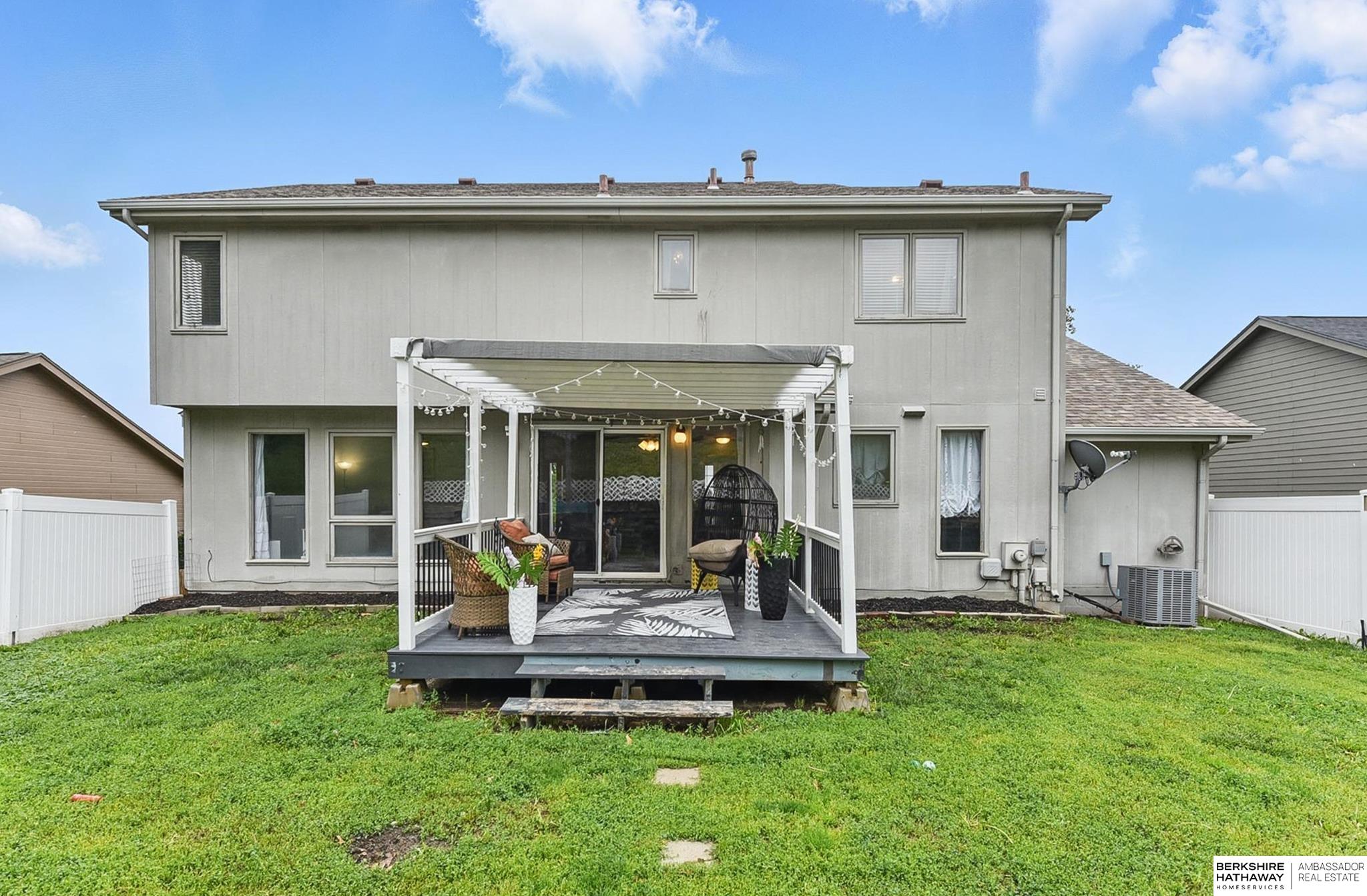 Omaha, Nebraska 68135, United States, 4 Bedrooms Bedrooms, ,3 BathroomsBathrooms,Residential,Pending,135890