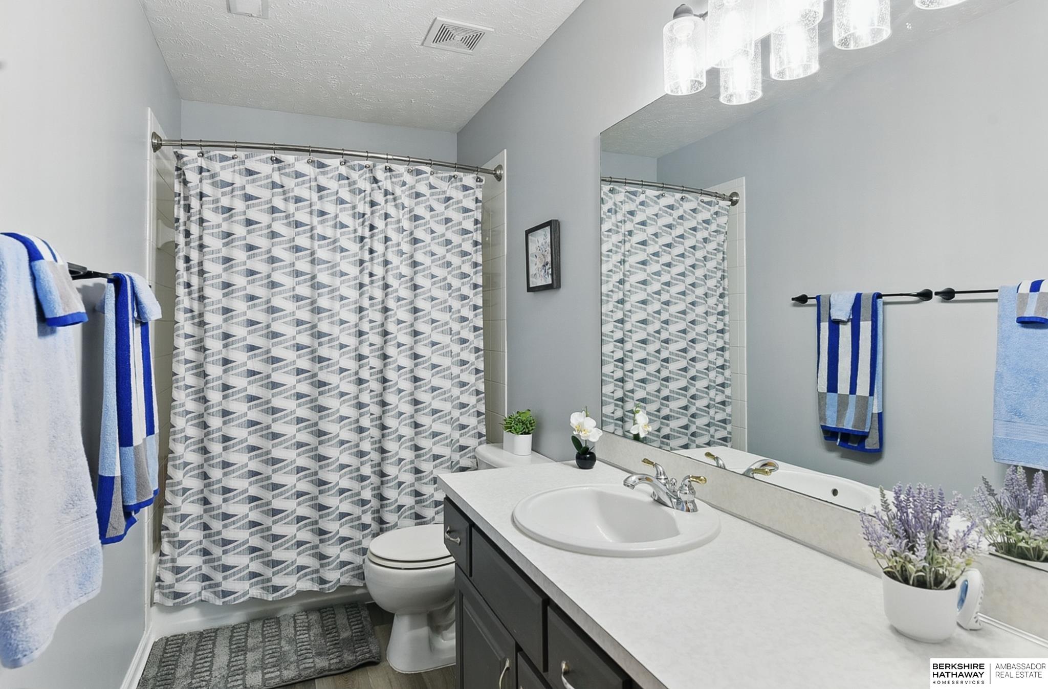 Omaha, Nebraska 68135, United States, 4 Bedrooms Bedrooms, ,3 BathroomsBathrooms,Residential,Pending,135890