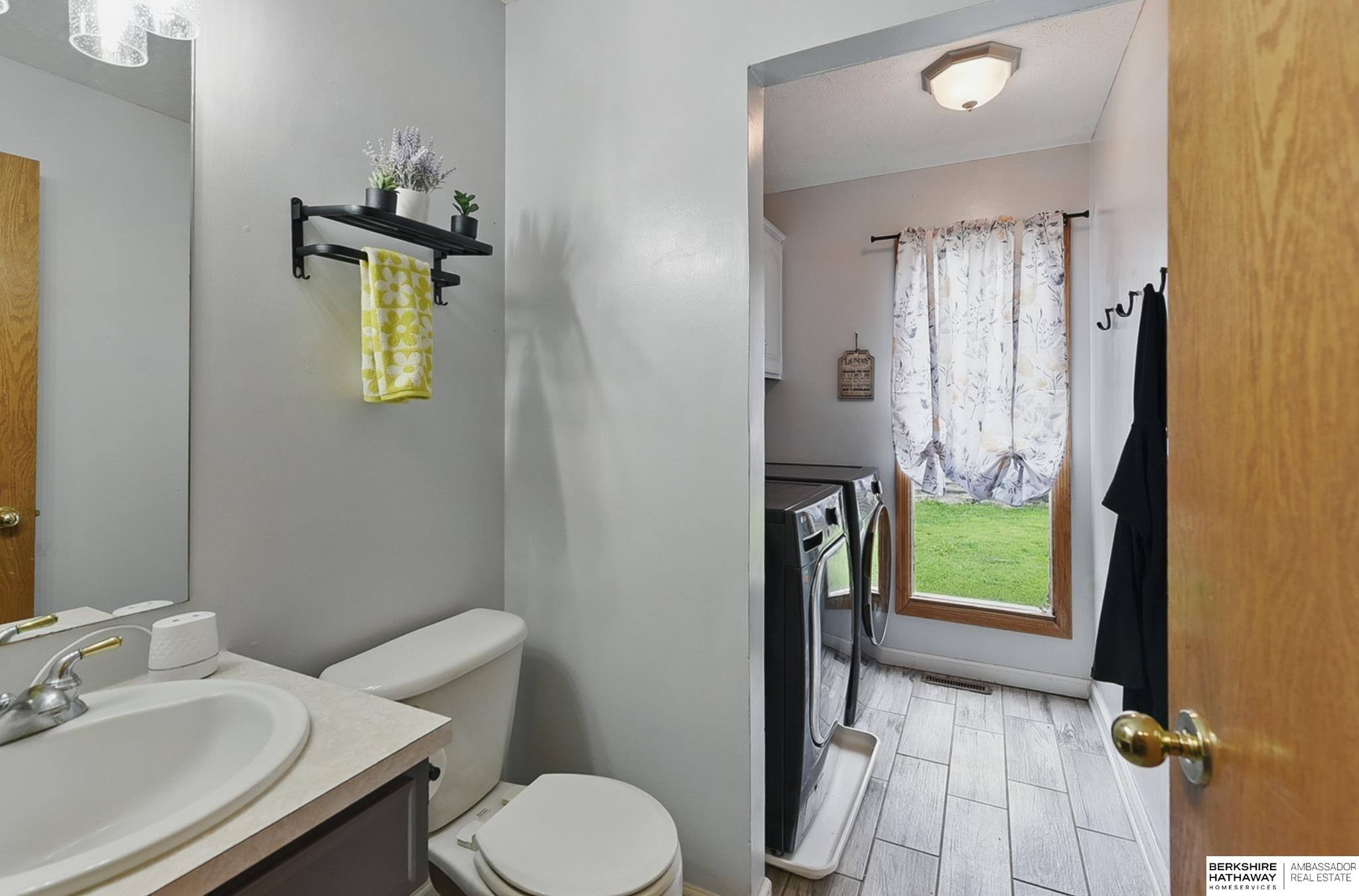 Omaha, Nebraska 68135, United States, 4 Bedrooms Bedrooms, ,3 BathroomsBathrooms,Residential,Pending,135890