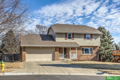 Photo of 920 Oxford Circle, Papillion, NE 68046 (MLS # 22604368)