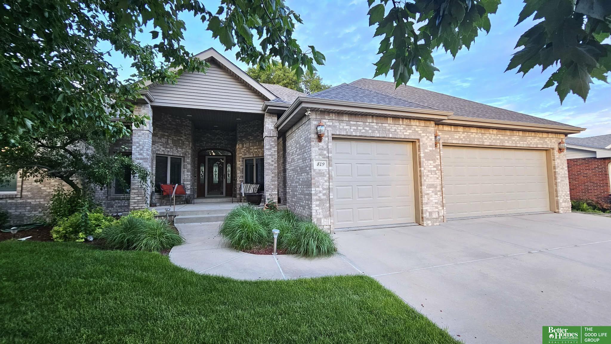Photo 1 of 68 — 819 S Country Club Avenue, York, NE 68467