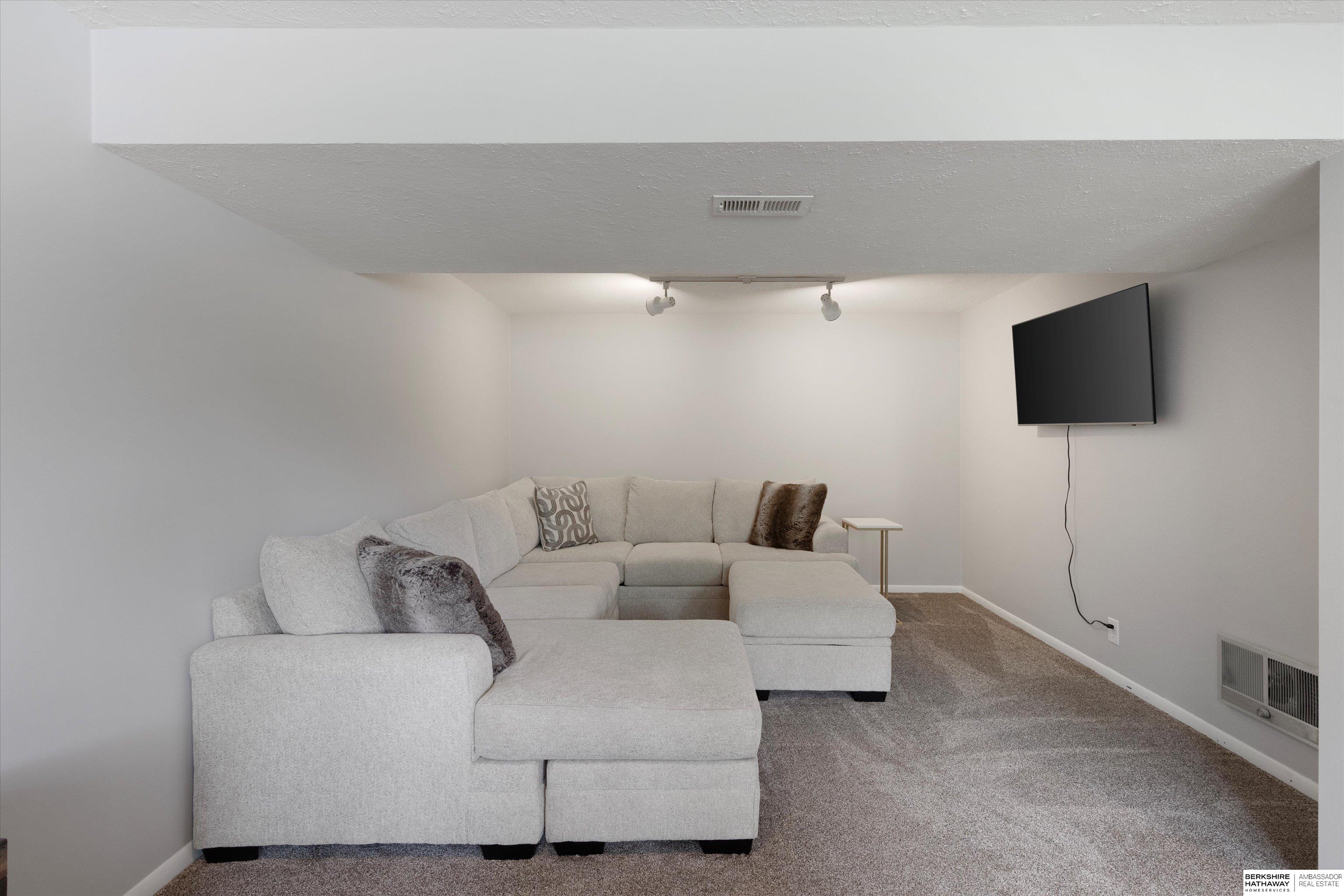 Omaha, Nebraska 68164, United States, 3 Bedrooms Bedrooms, ,2 BathroomsBathrooms,Residential,Active,147986