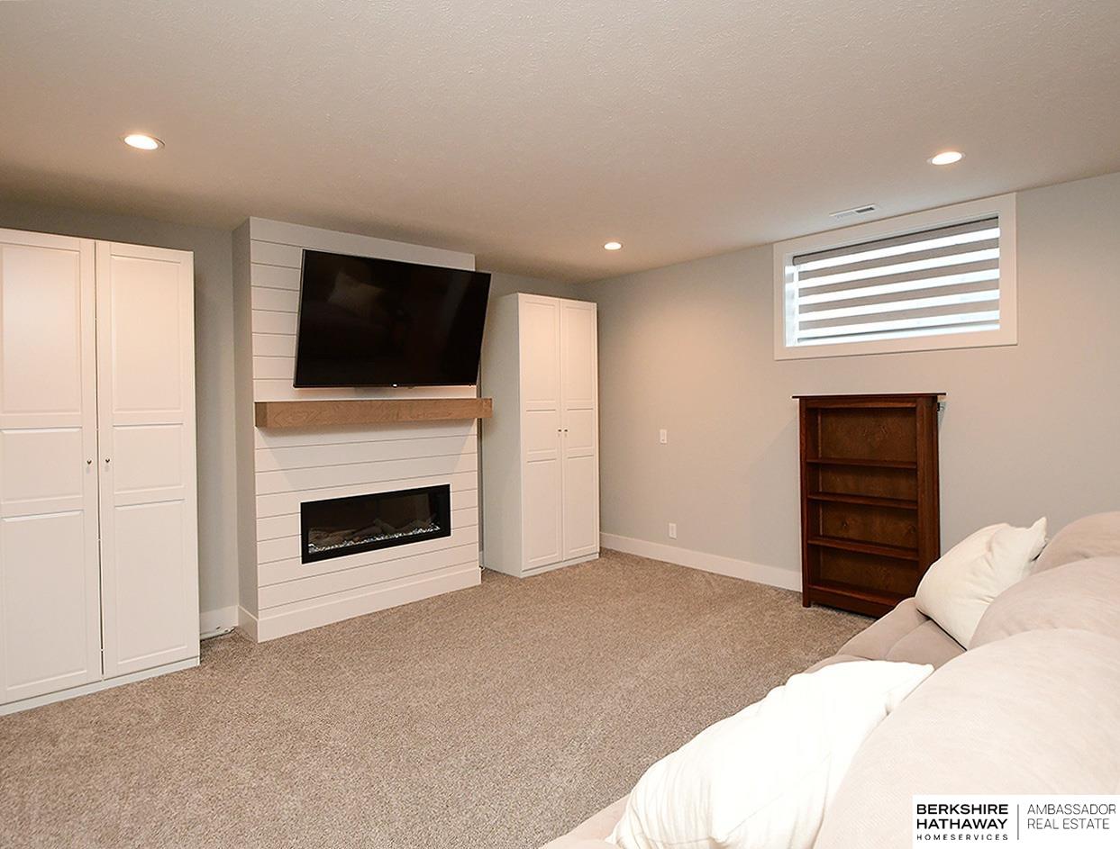 Omaha, Nebraska 68022, United States, 5 Bedrooms Bedrooms, ,3 BathroomsBathrooms,Residential,Pending,171840