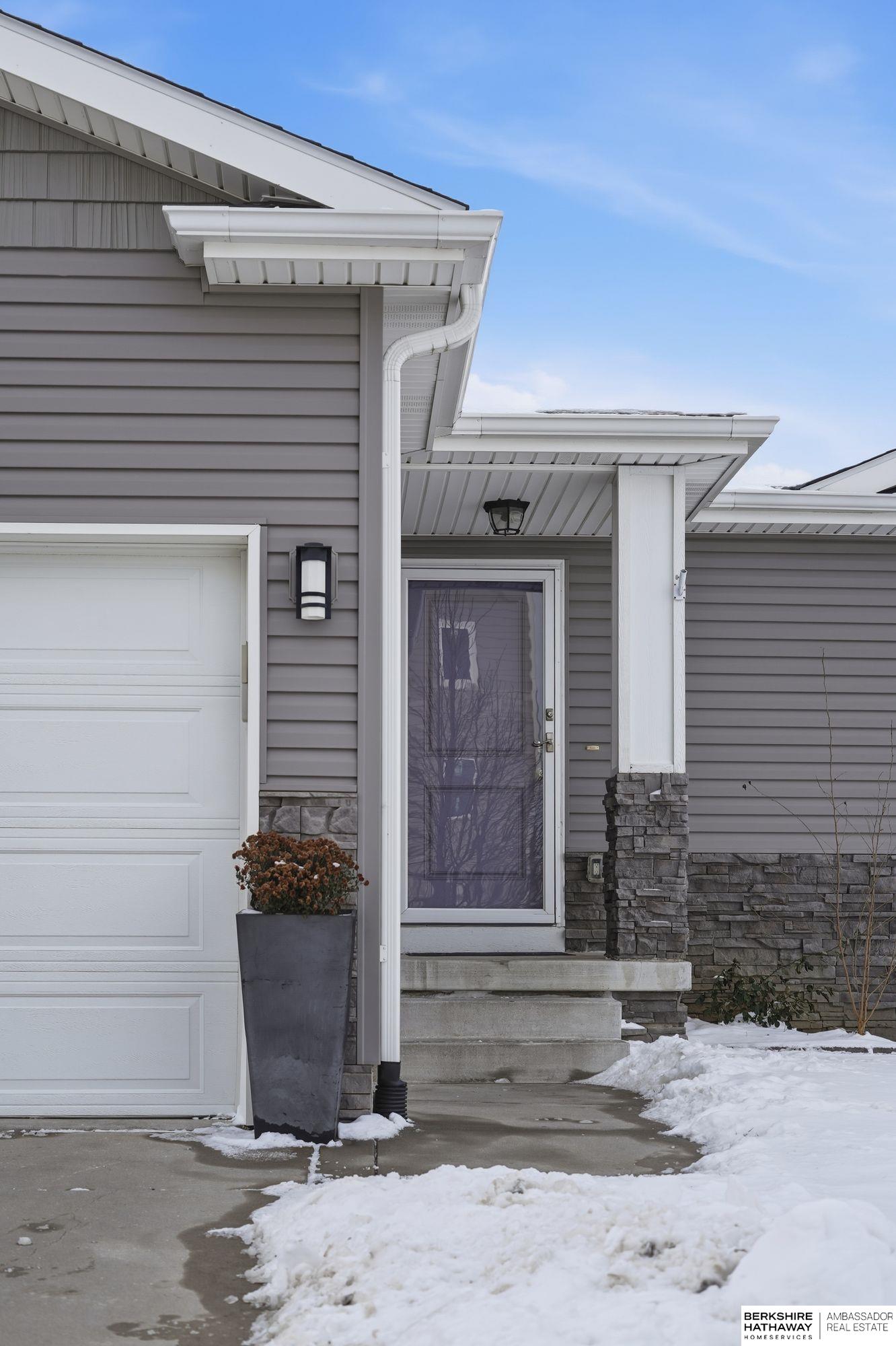 Lincoln, Nebraska 68516, United States, 4 Bedrooms Bedrooms, ,3 BathroomsBathrooms,Residential,Active,251002