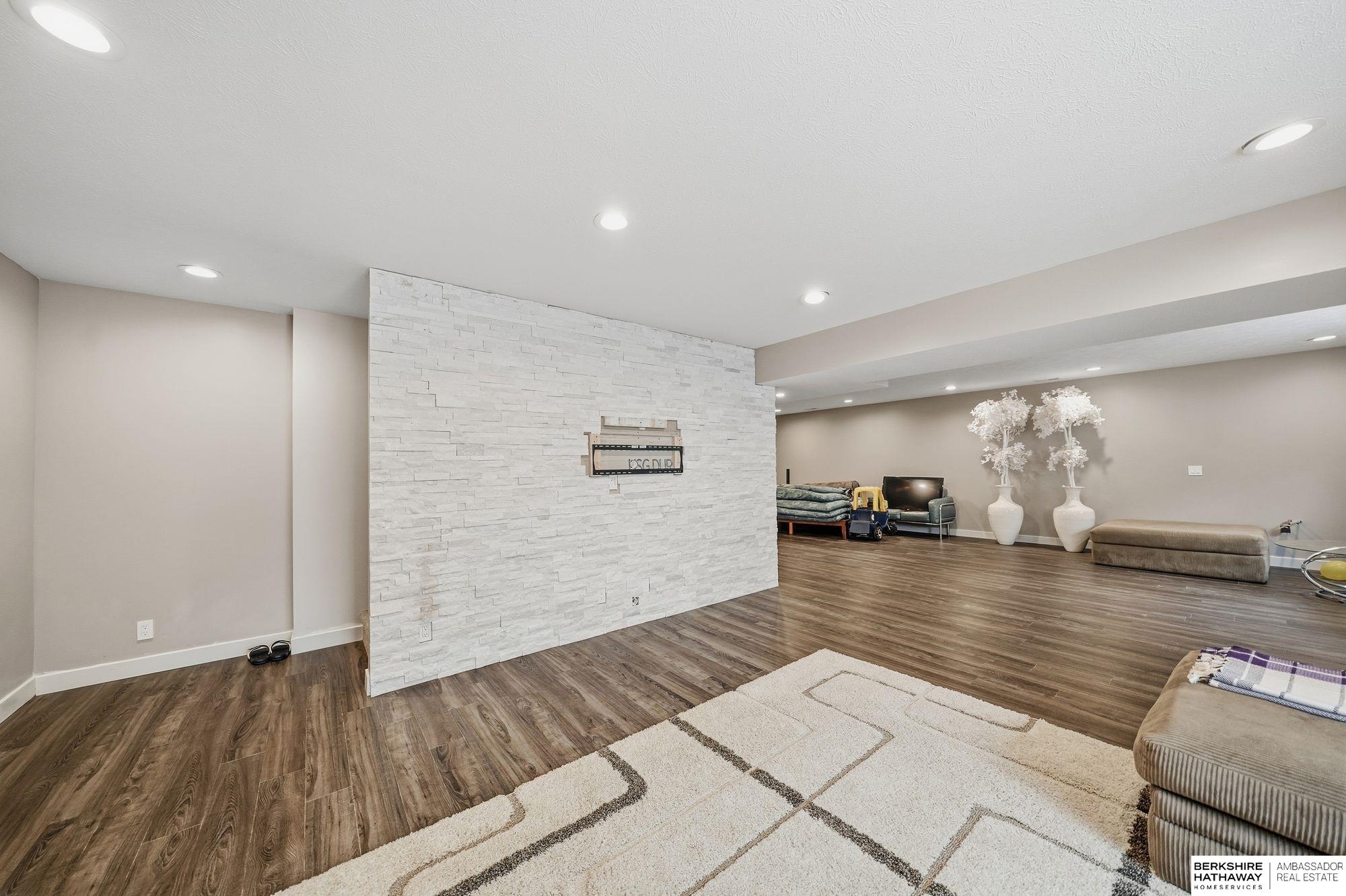 Lincoln, Nebraska 68516, United States, 4 Bedrooms Bedrooms, ,3 BathroomsBathrooms,Residential,Active,251002