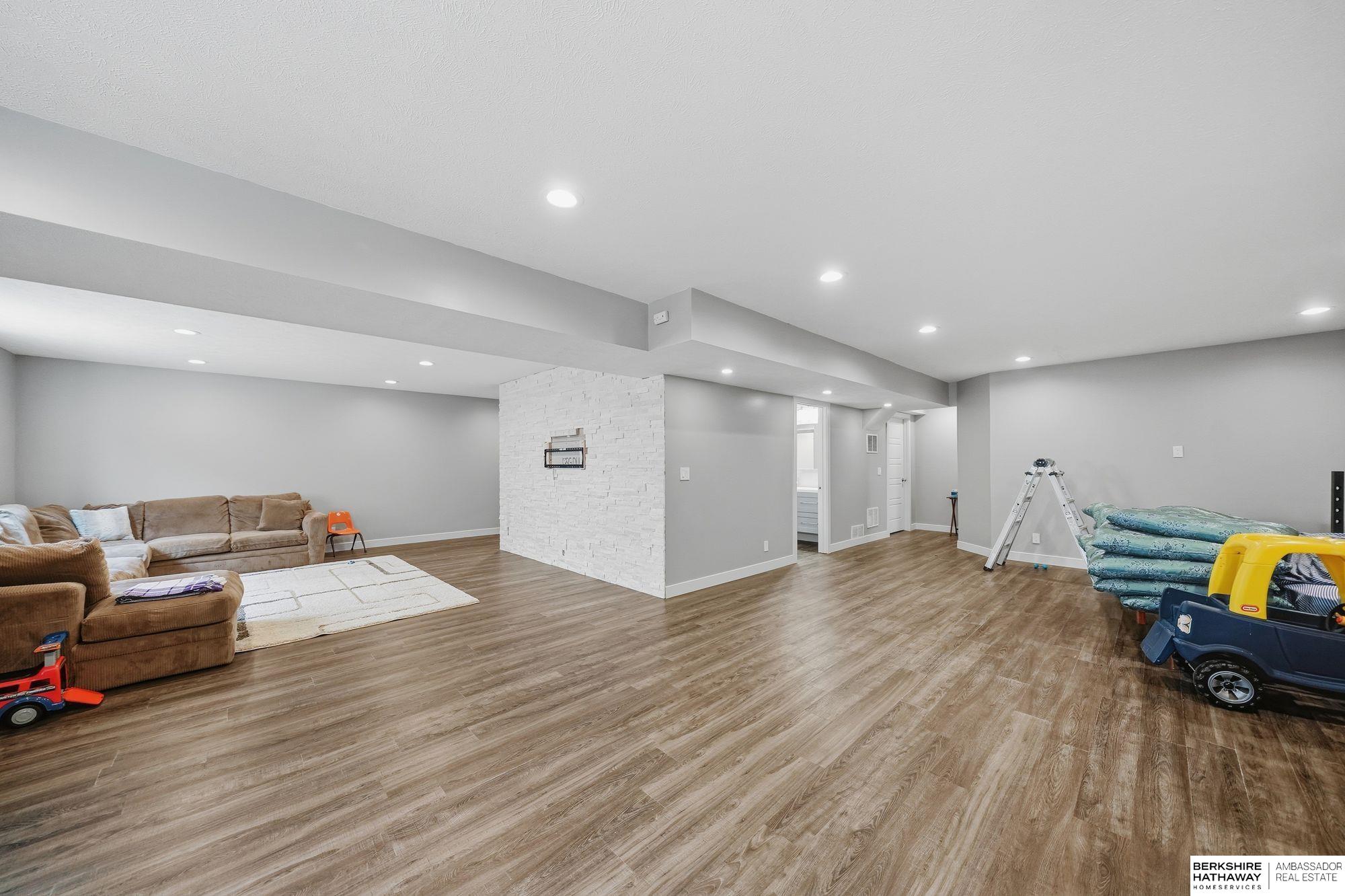 Lincoln, Nebraska 68516, United States, 4 Bedrooms Bedrooms, ,3 BathroomsBathrooms,Residential,Active,251002