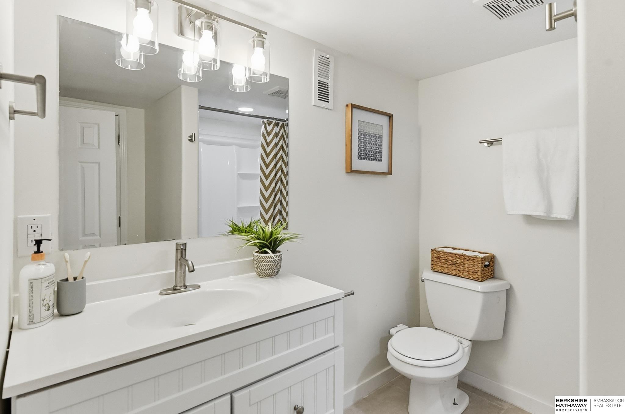 Omaha, Nebraska 68104, United States, 4 Bedrooms Bedrooms, ,2 BathroomsBathrooms,Residential,Active,231324