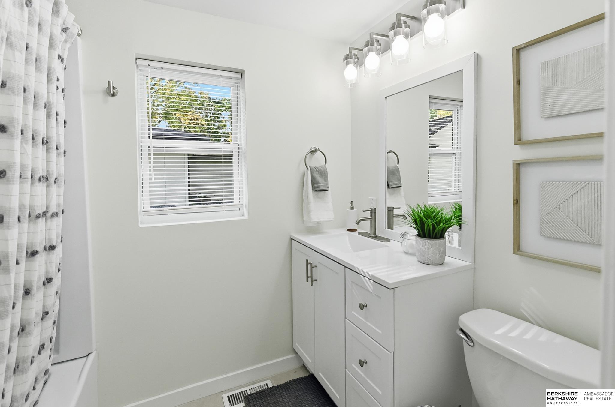 Omaha, Nebraska 68104, United States, 4 Bedrooms Bedrooms, ,2 BathroomsBathrooms,Residential,Active,231324