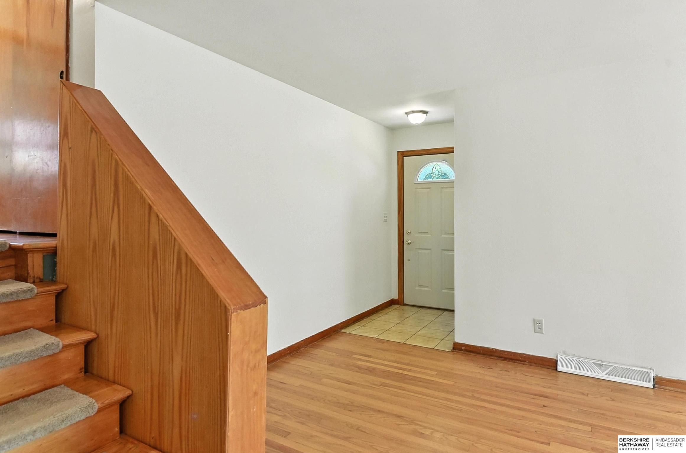 Omaha, Nebraska 68105, United States, 4 Bedrooms Bedrooms, ,3 BathroomsBathrooms,Residential,Active,229372