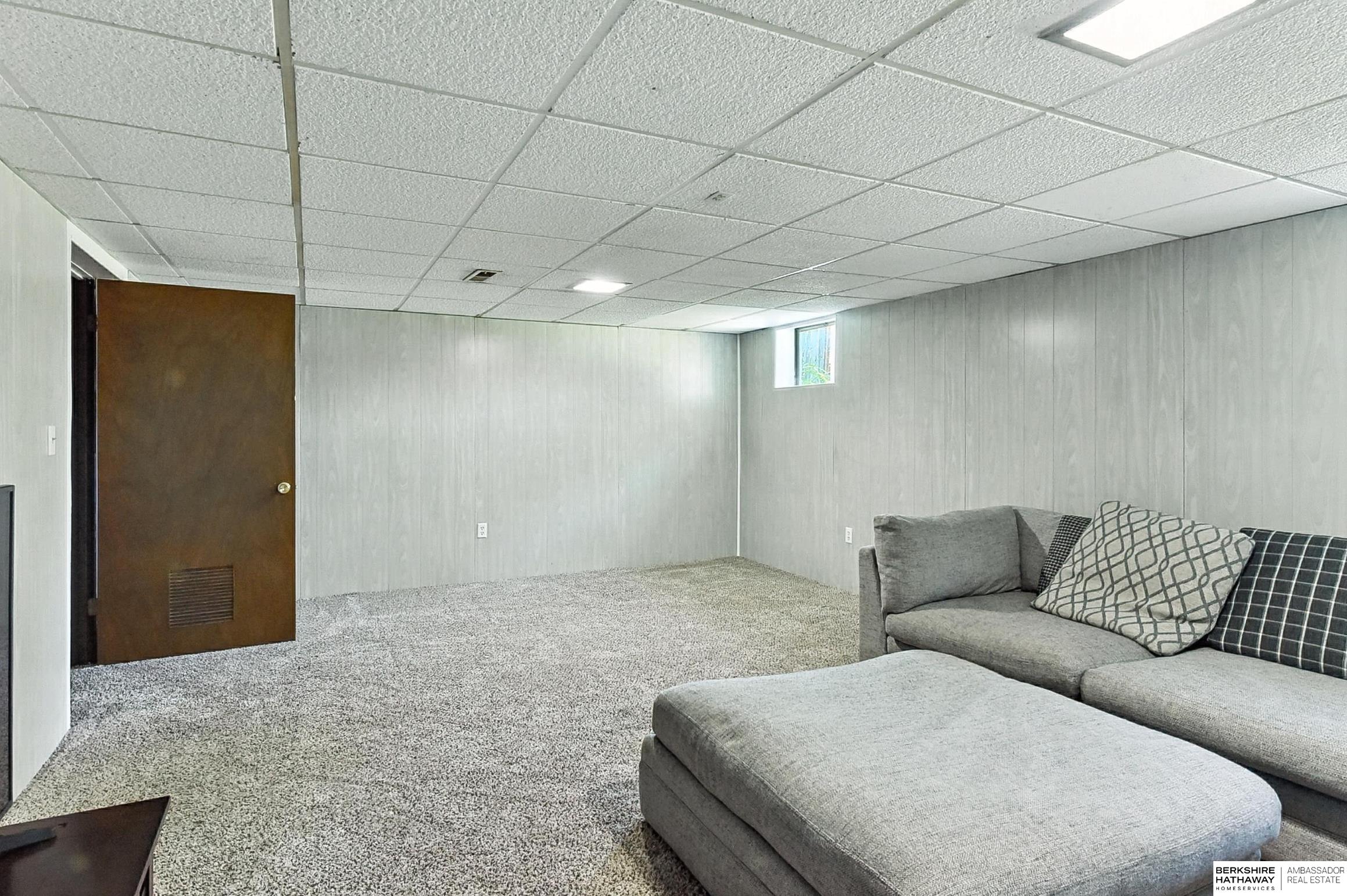 Omaha, Nebraska 68105, United States, 4 Bedrooms Bedrooms, ,3 BathroomsBathrooms,Residential,Active,229372