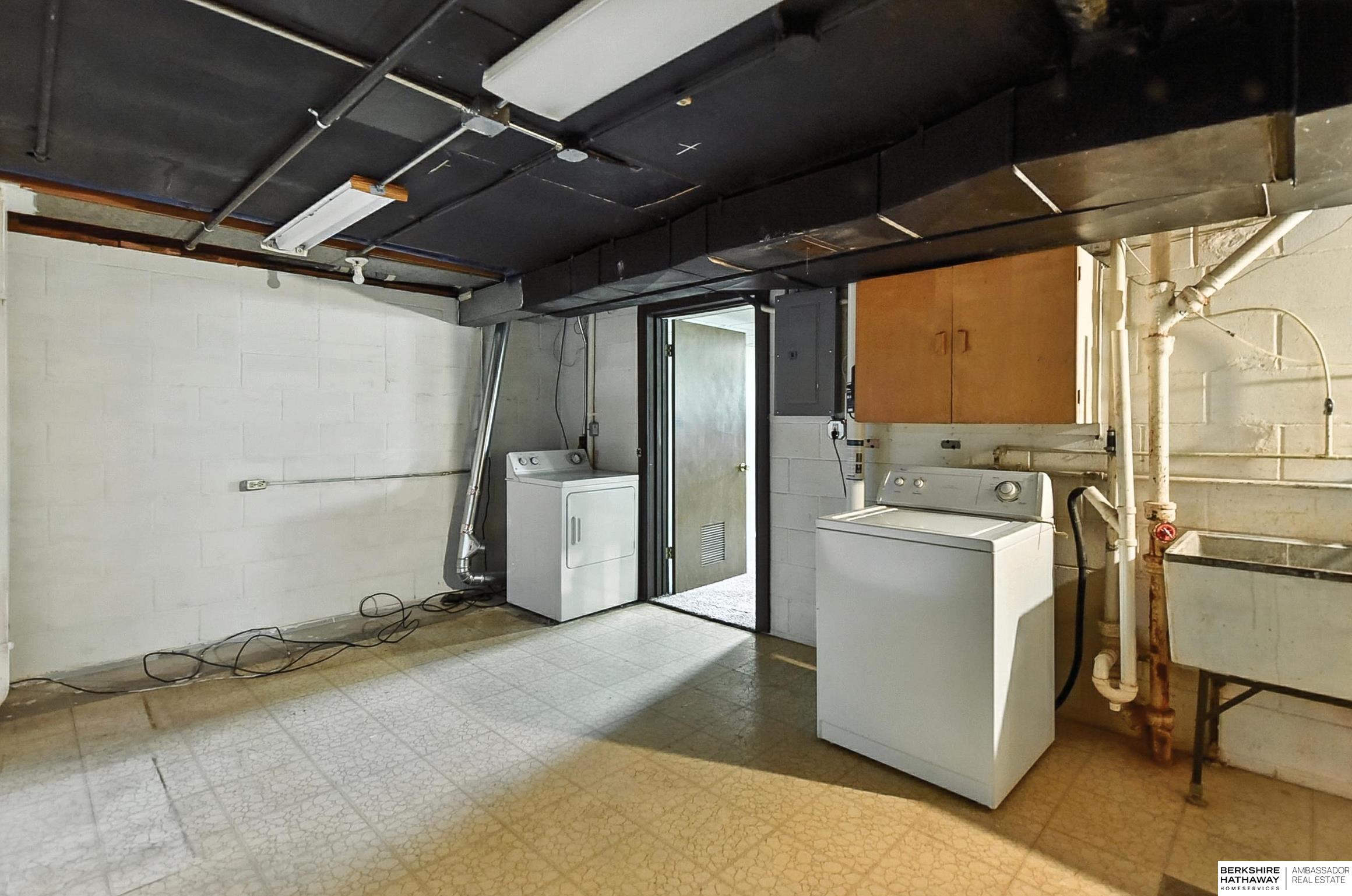 Omaha, Nebraska 68105, United States, 4 Bedrooms Bedrooms, ,3 BathroomsBathrooms,Residential,Active,229372