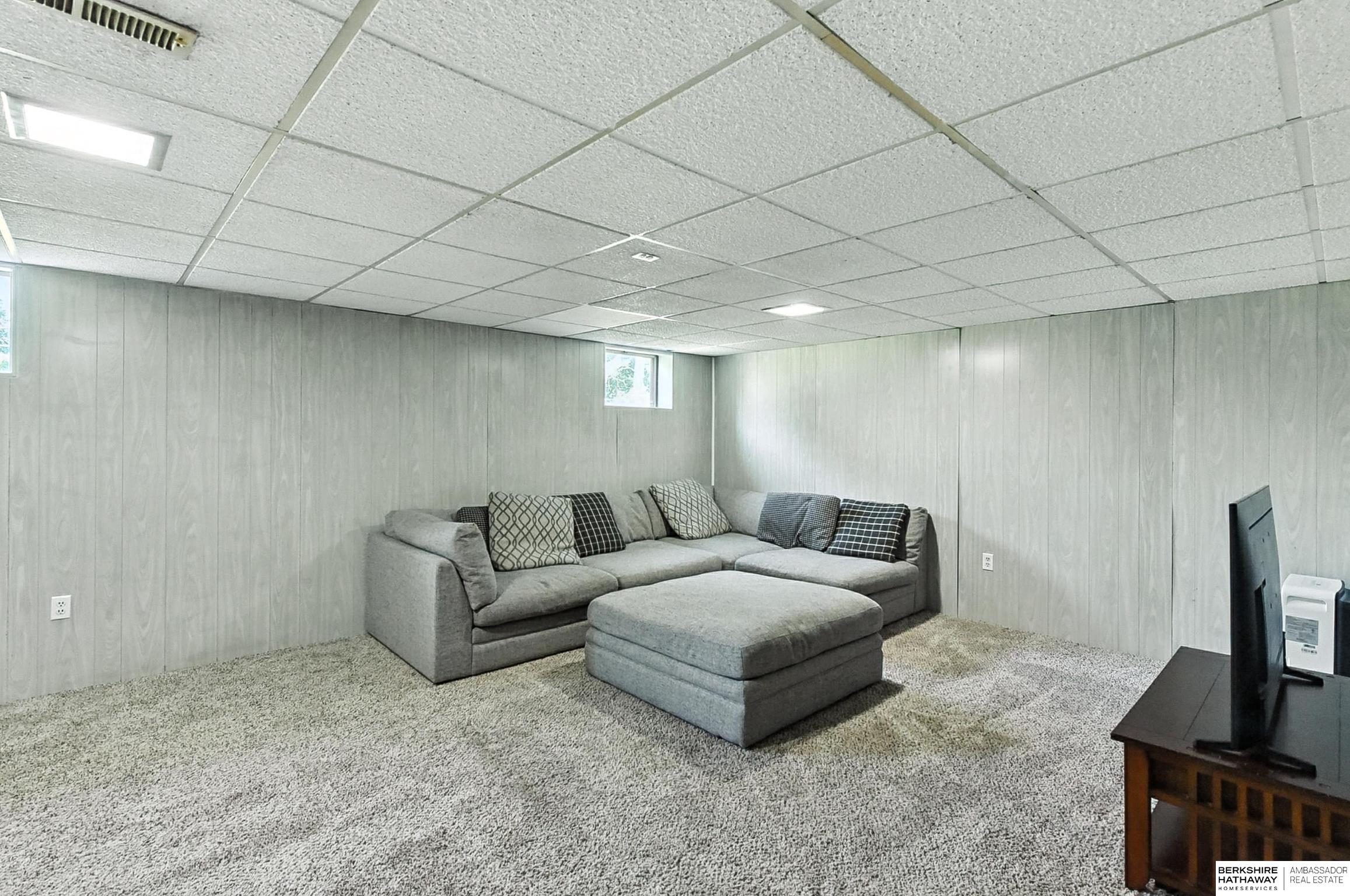 Omaha, Nebraska 68105, United States, 4 Bedrooms Bedrooms, ,3 BathroomsBathrooms,Residential,Active,229372