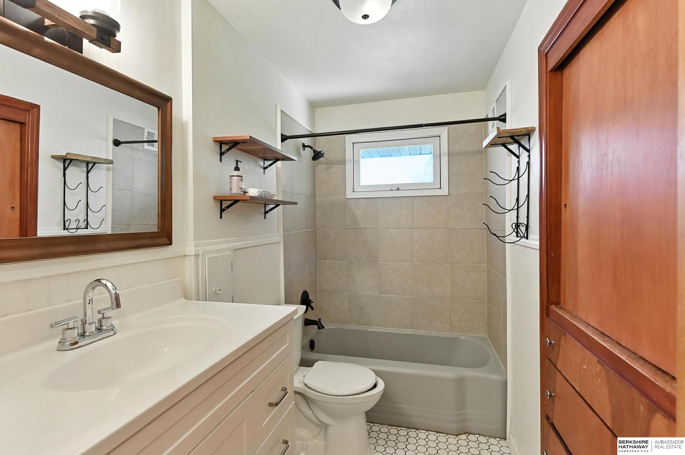 Omaha, Nebraska 68105, United States, 4 Bedrooms Bedrooms, ,3 BathroomsBathrooms,Residential,Active,229372