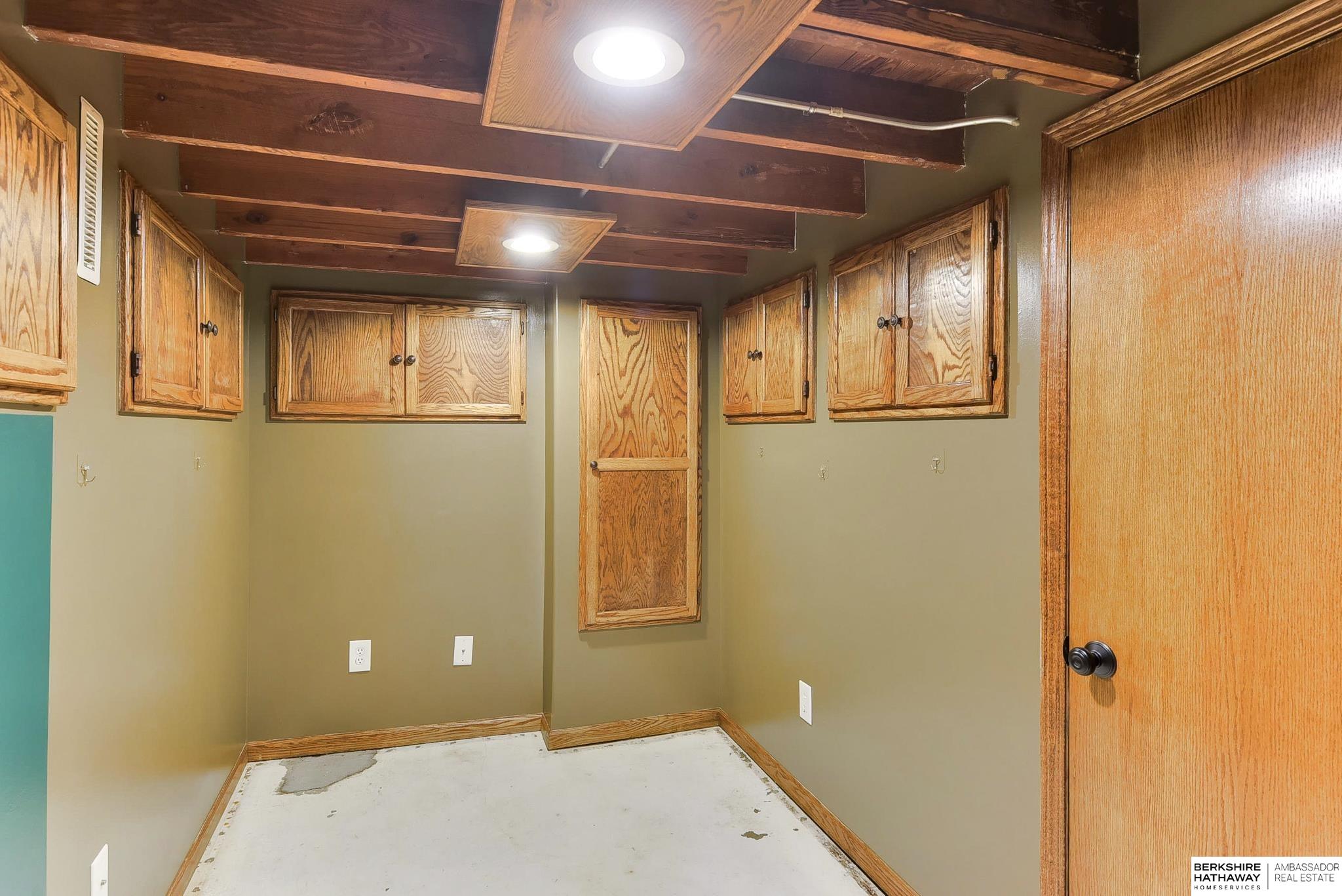 Omaha, Nebraska 68105, United States, 1 Bedroom Bedrooms, ,1 BathroomBathrooms,Residential,Pending,122050