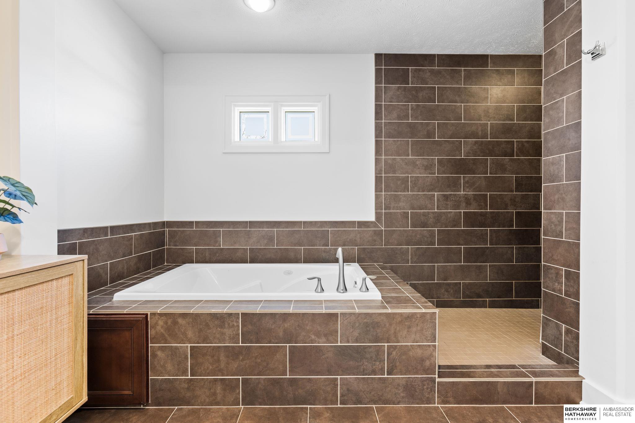 Omaha, Nebraska 68130, United States, 5 Bedrooms Bedrooms, ,5 BathroomsBathrooms,Residential,Active,229175