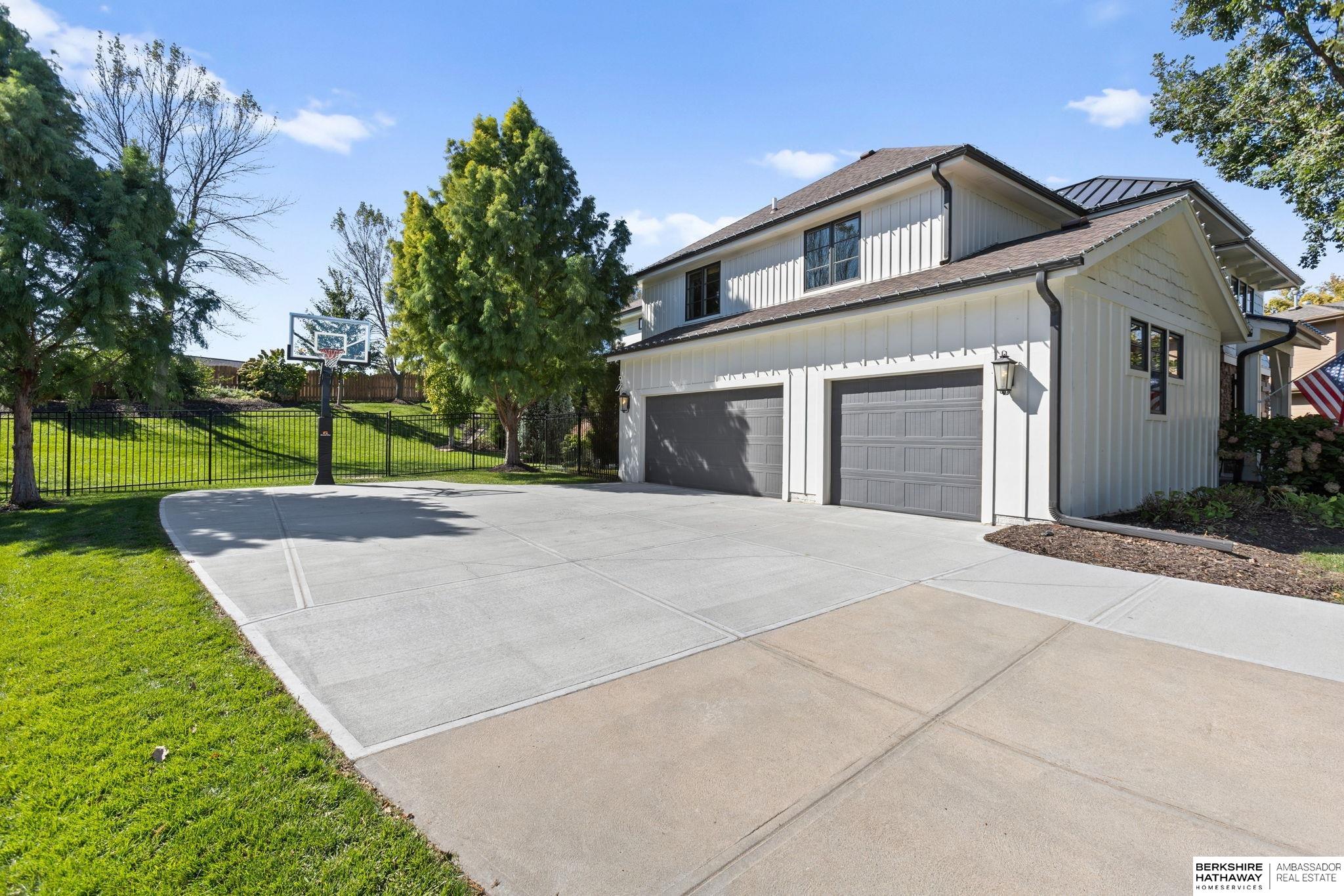 Omaha, Nebraska 68130, United States, 5 Bedrooms Bedrooms, ,5 BathroomsBathrooms,Residential,Active,229175