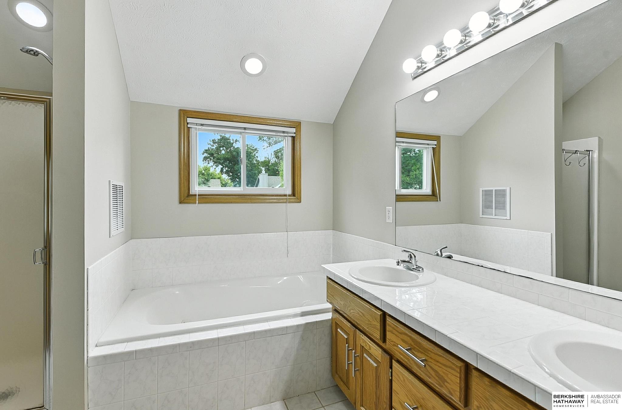 Omaha, Nebraska 68154, United States, 4 Bedrooms Bedrooms, ,3 BathroomsBathrooms,Residential,Pending,159937