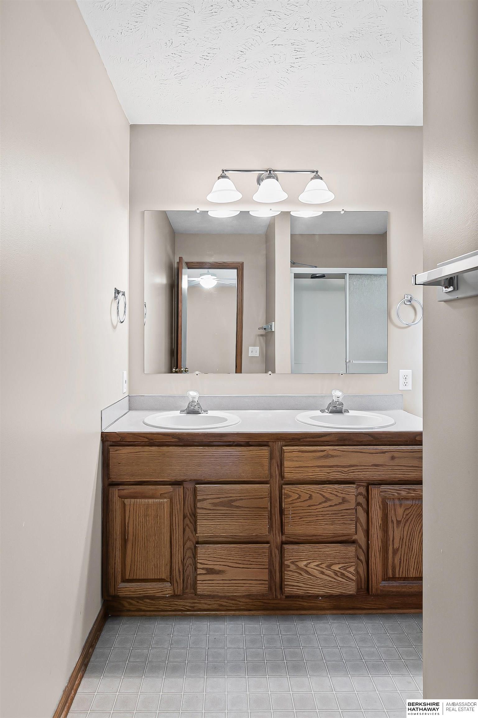 Lincoln, Nebraska 68516, United States, 3 Bedrooms Bedrooms, ,3 BathroomsBathrooms,Residential,Active,179835