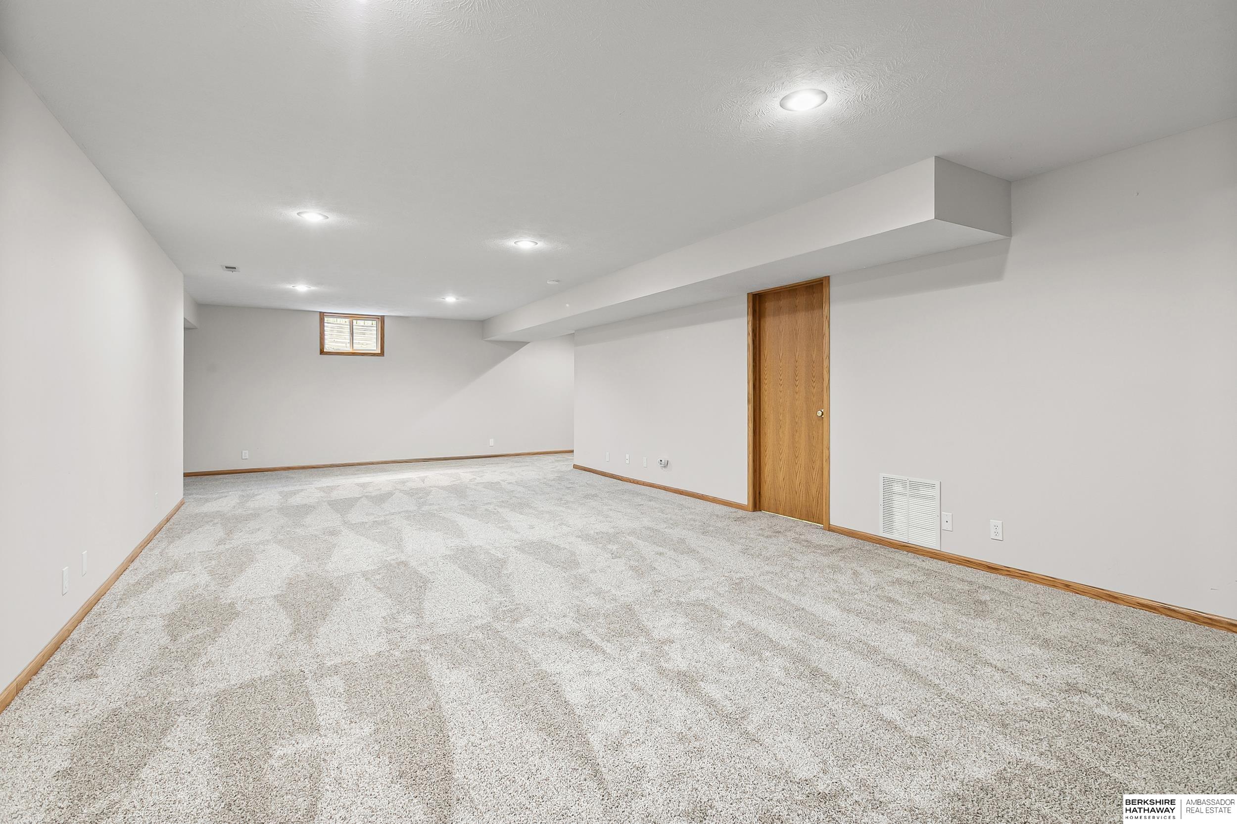 Lincoln, Nebraska 68516, United States, 3 Bedrooms Bedrooms, ,3 BathroomsBathrooms,Residential,Active,179835