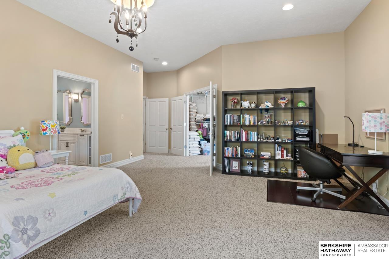 Omaha, Nebraska 68142, United States, 5 Bedrooms Bedrooms, ,4 BathroomsBathrooms,Residential,Pending,125551