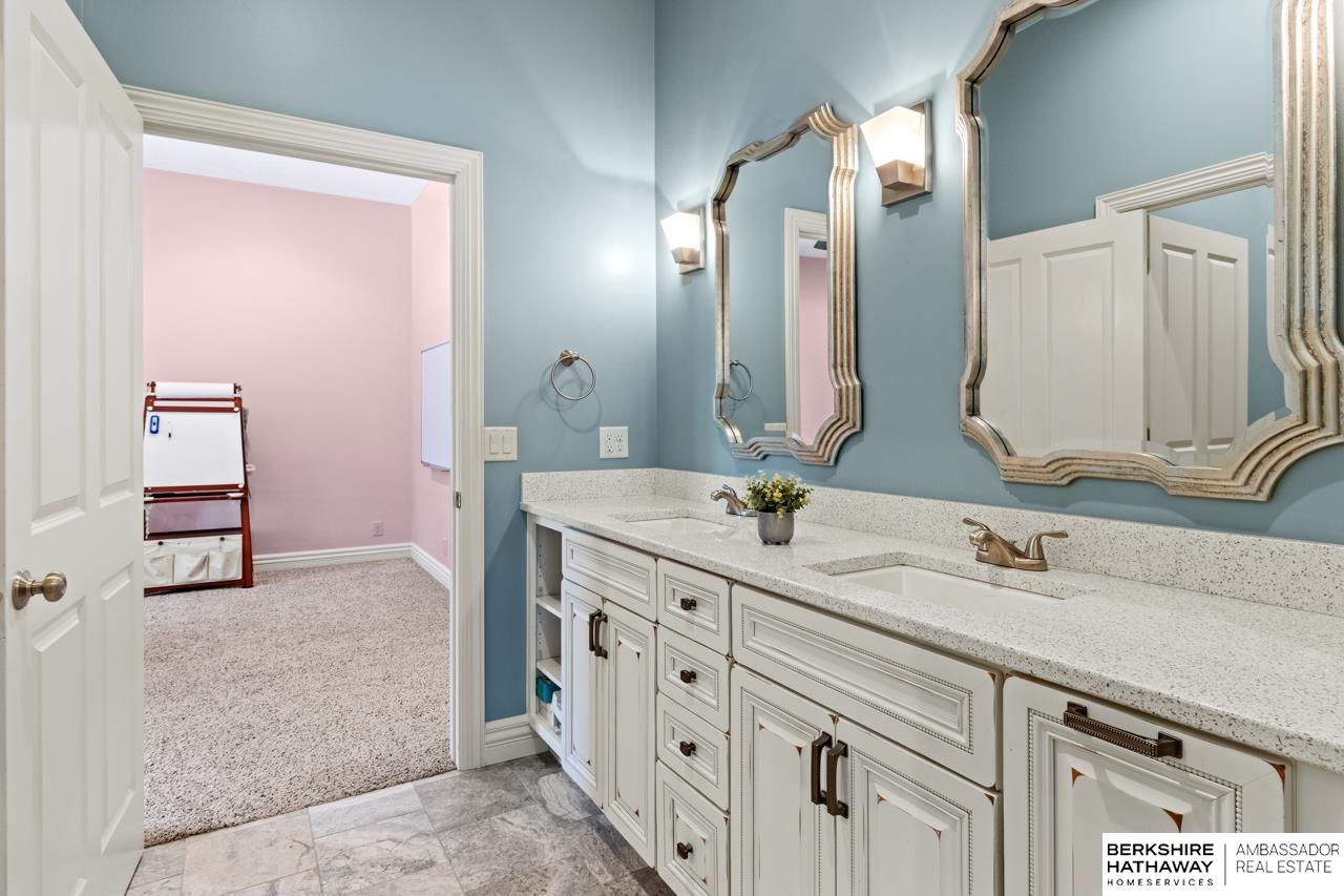 Omaha, Nebraska 68142, United States, 5 Bedrooms Bedrooms, ,4 BathroomsBathrooms,Residential,Pending,125551