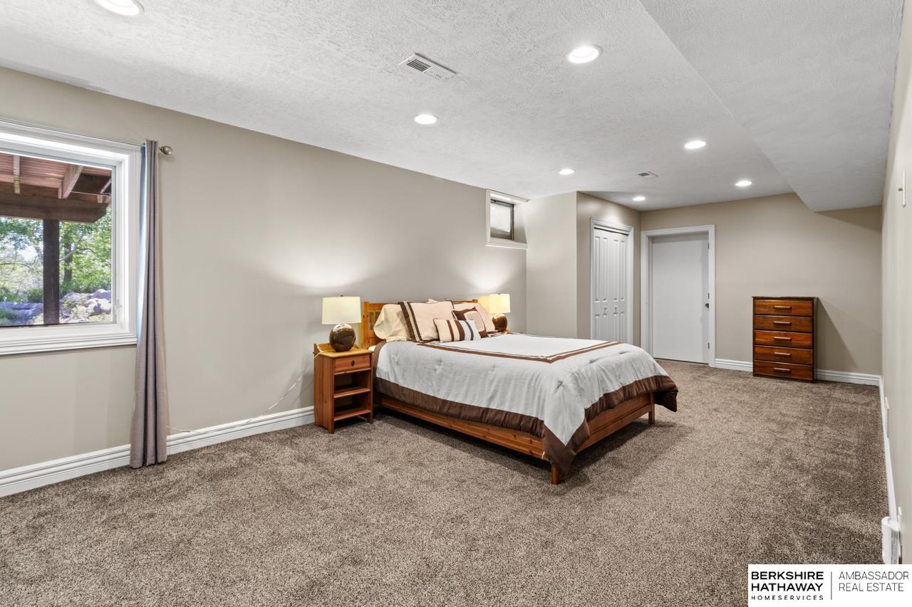 Omaha, Nebraska 68142, United States, 5 Bedrooms Bedrooms, ,4 BathroomsBathrooms,Residential,Pending,125551