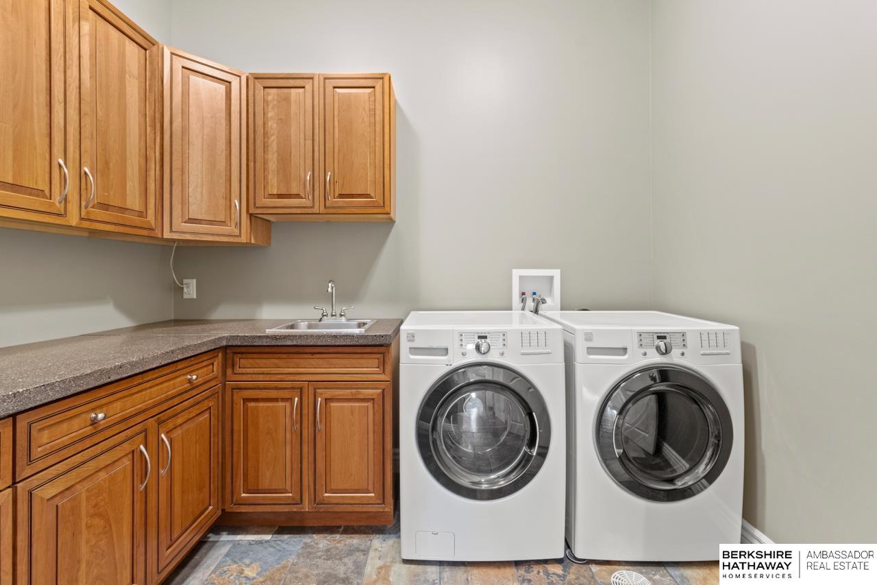 Omaha, Nebraska 68142, United States, 5 Bedrooms Bedrooms, ,4 BathroomsBathrooms,Residential,Pending,125551