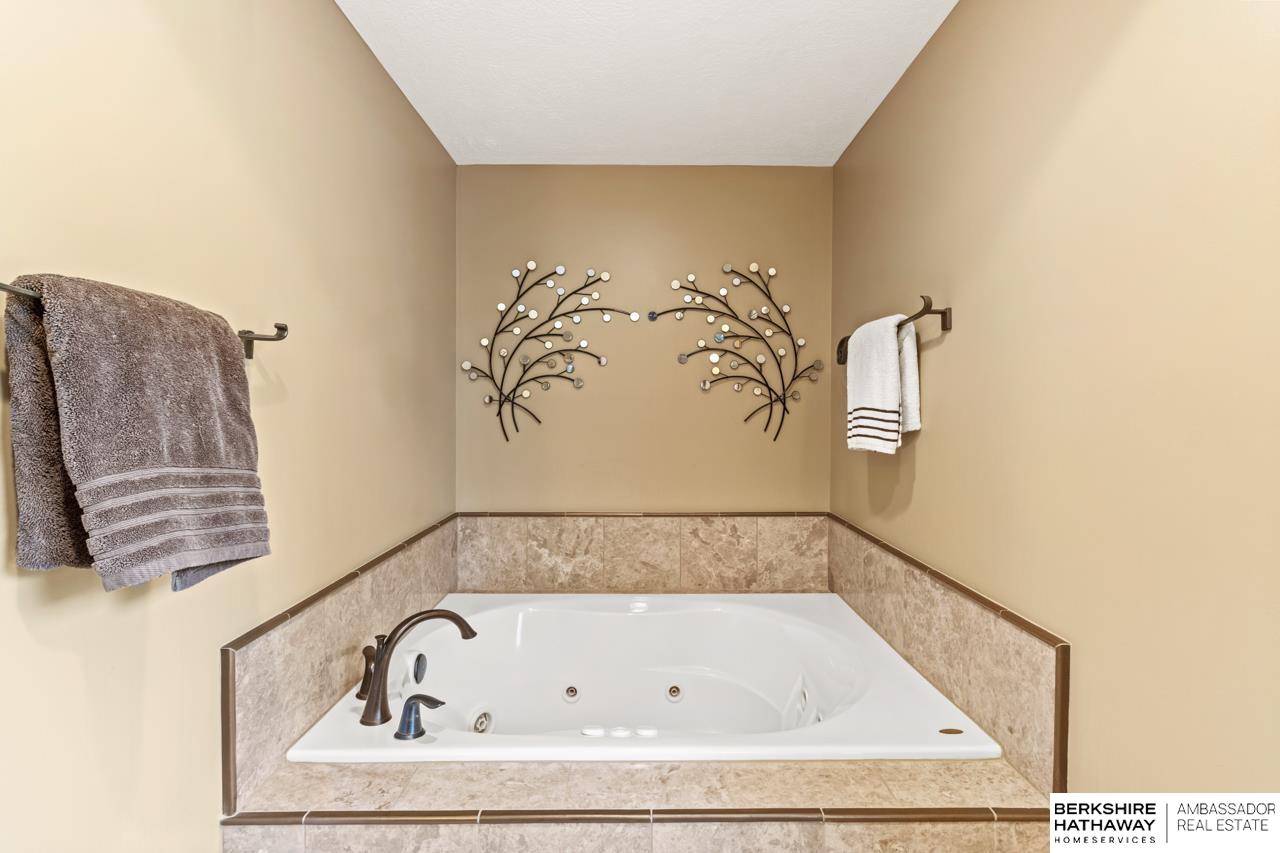 Omaha, Nebraska 68142, United States, 5 Bedrooms Bedrooms, ,4 BathroomsBathrooms,Residential,Pending,125551