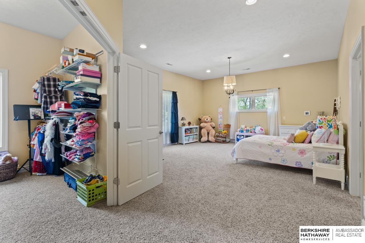 Omaha, Nebraska 68142, United States, 5 Bedrooms Bedrooms, ,4 BathroomsBathrooms,Residential,Pending,125551