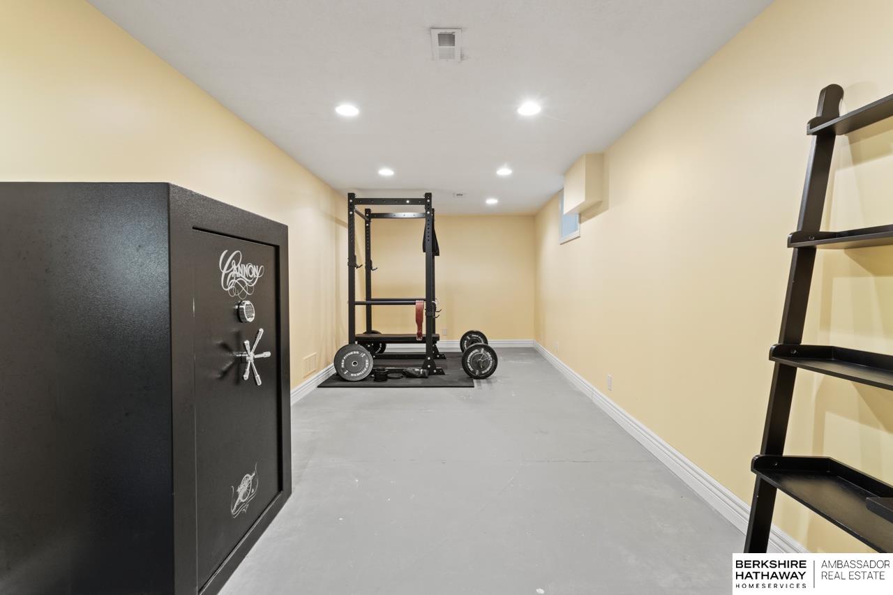 Omaha, Nebraska 68142, United States, 5 Bedrooms Bedrooms, ,4 BathroomsBathrooms,Residential,Pending,125551