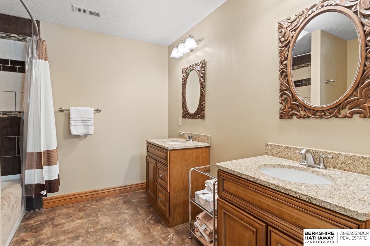 Omaha, Nebraska 68142, United States, 5 Bedrooms Bedrooms, ,4 BathroomsBathrooms,Residential,Pending,125551