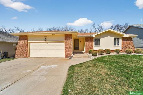 Photo of 15818 Nottingham Drive, Omaha, NE 68118 (MLS # 22607350)