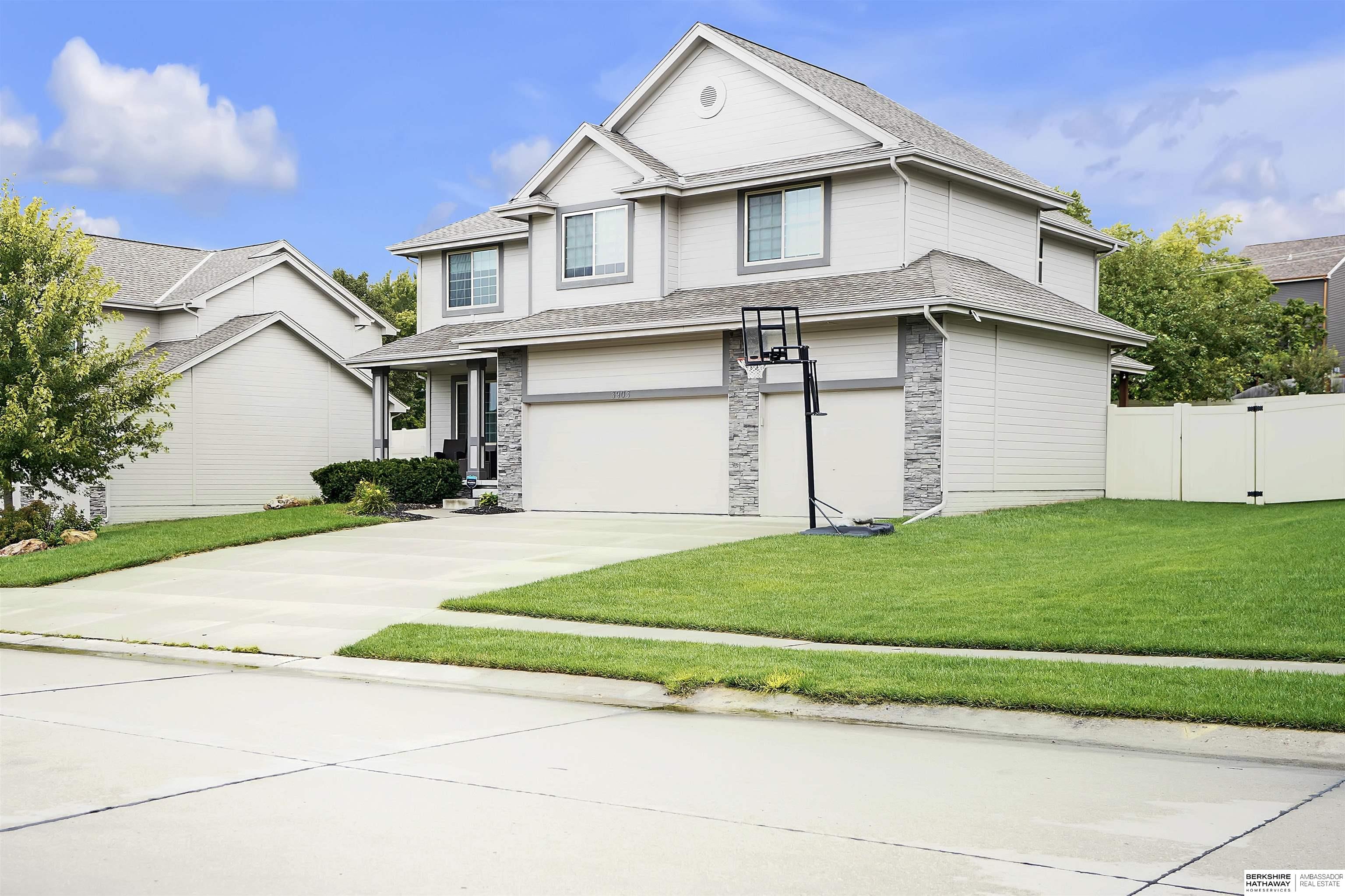 Omaha, Nebraska 68130, United States, 4 Bedrooms Bedrooms, ,3 BathroomsBathrooms,Residential,Active,203990