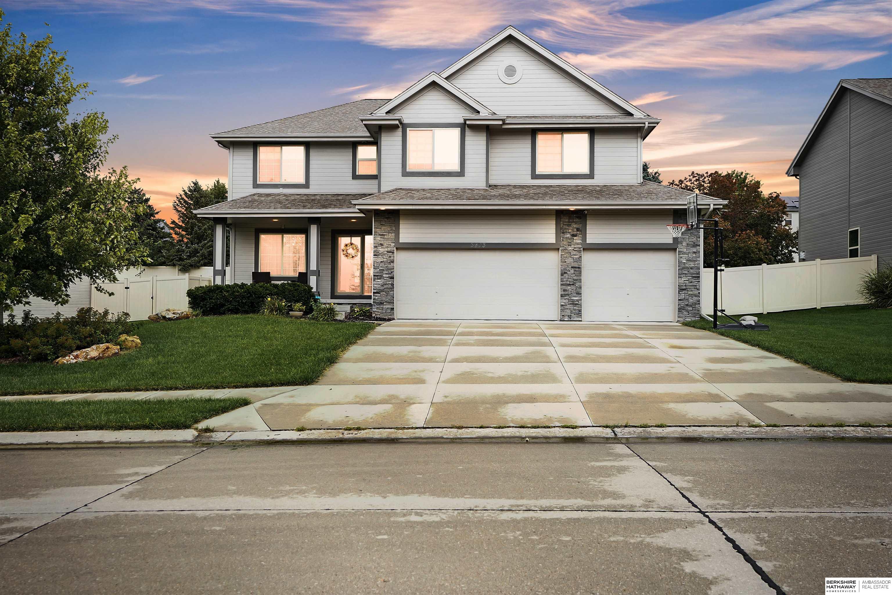 Omaha, Nebraska 68130, United States, 4 Bedrooms Bedrooms, ,3 BathroomsBathrooms,Residential,Active,203990