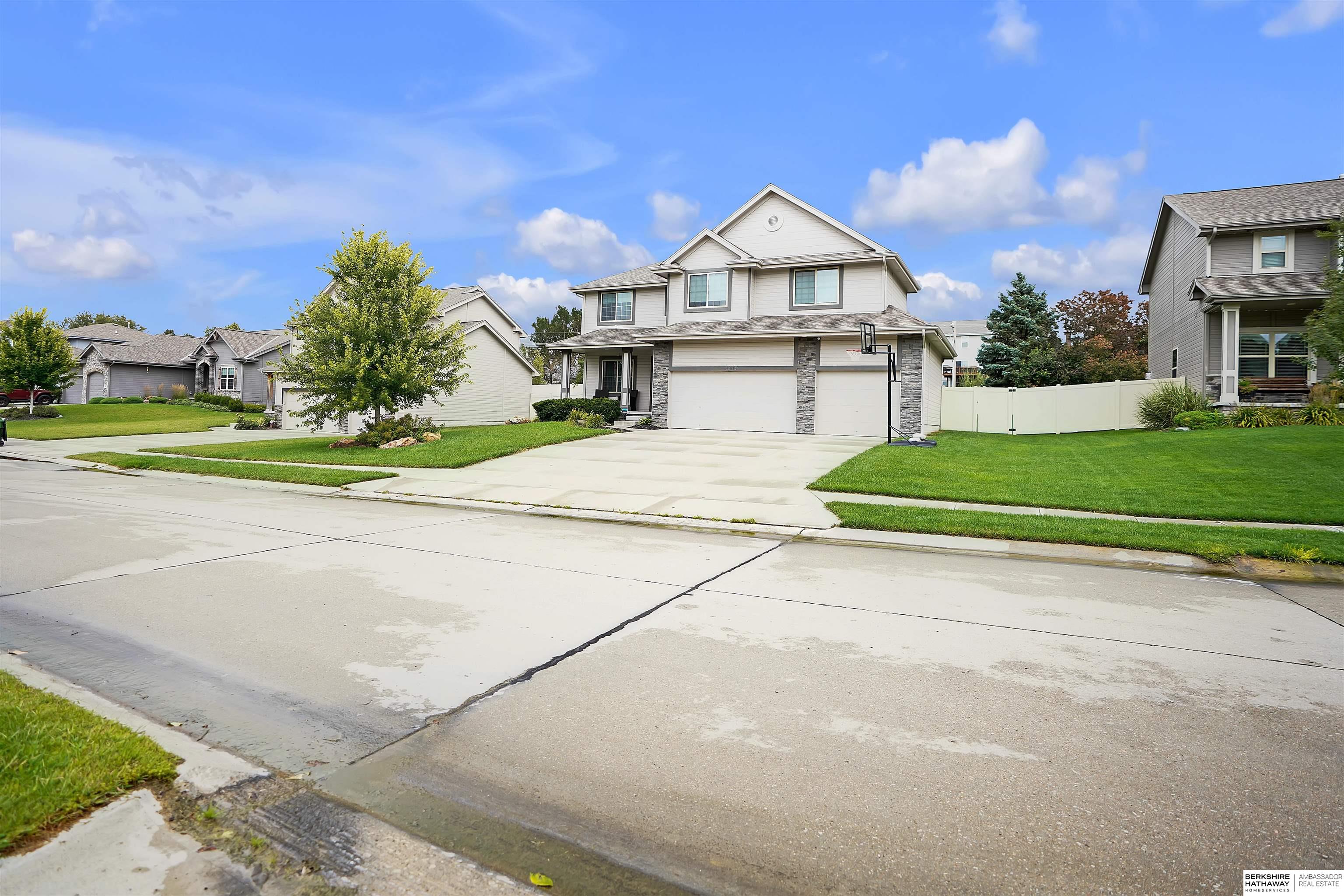 Omaha, Nebraska 68130, United States, 4 Bedrooms Bedrooms, ,3 BathroomsBathrooms,Residential,Active,203990