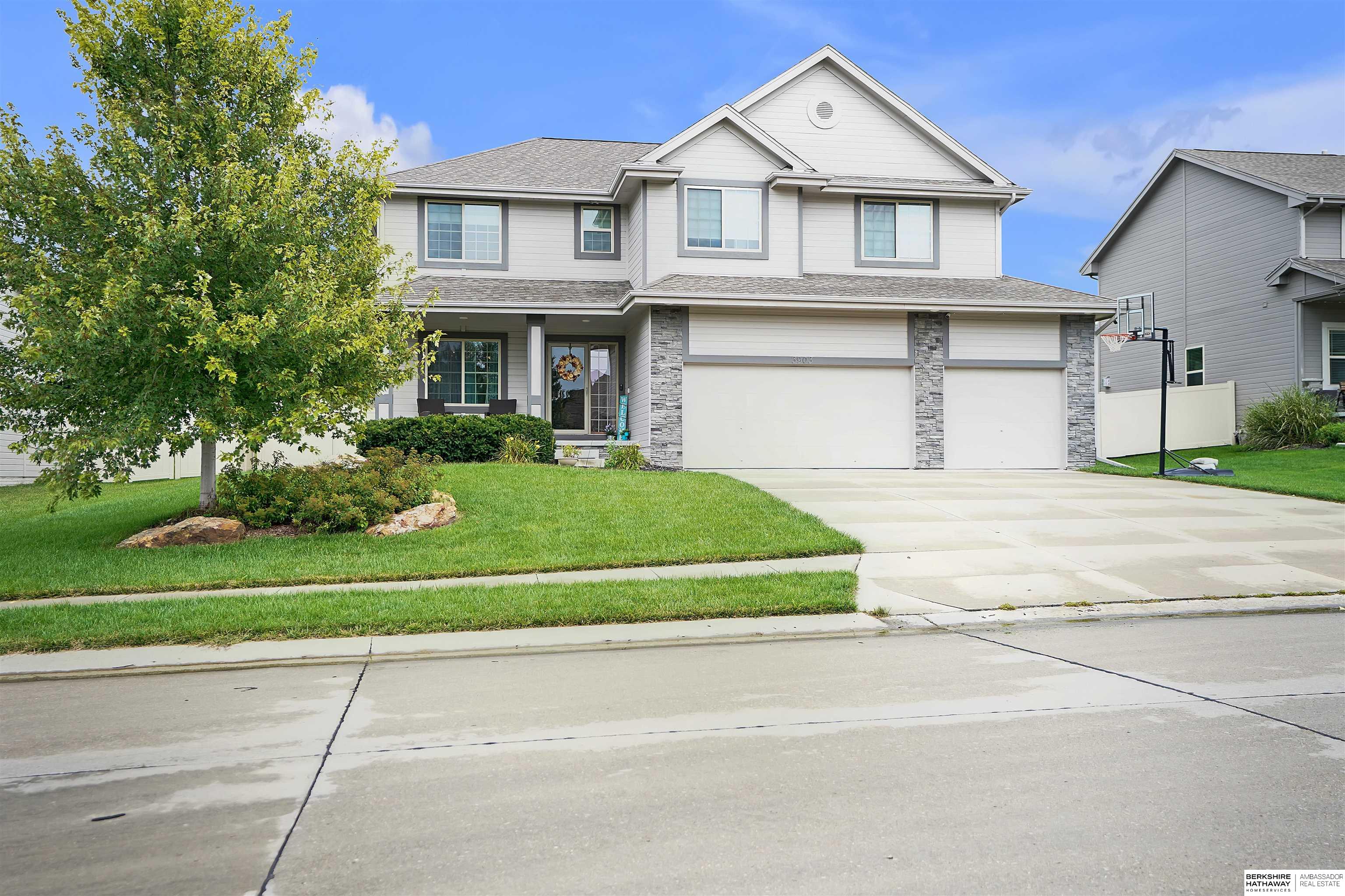 Omaha, Nebraska 68130, United States, 4 Bedrooms Bedrooms, ,3 BathroomsBathrooms,Residential,Active,203990