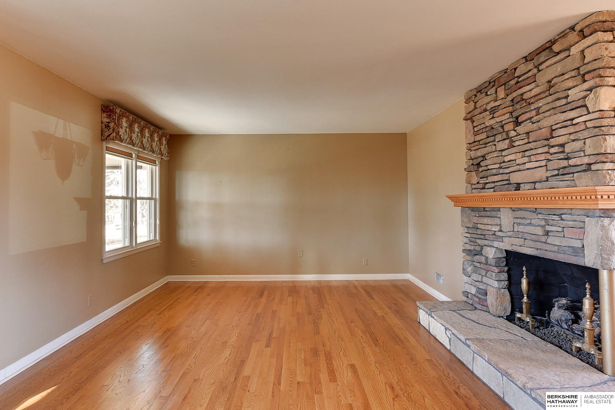 Omaha, Nebraska 68114, United States, 5 Bedrooms Bedrooms, ,2 BathroomsBathrooms,Residential,Pending,121385