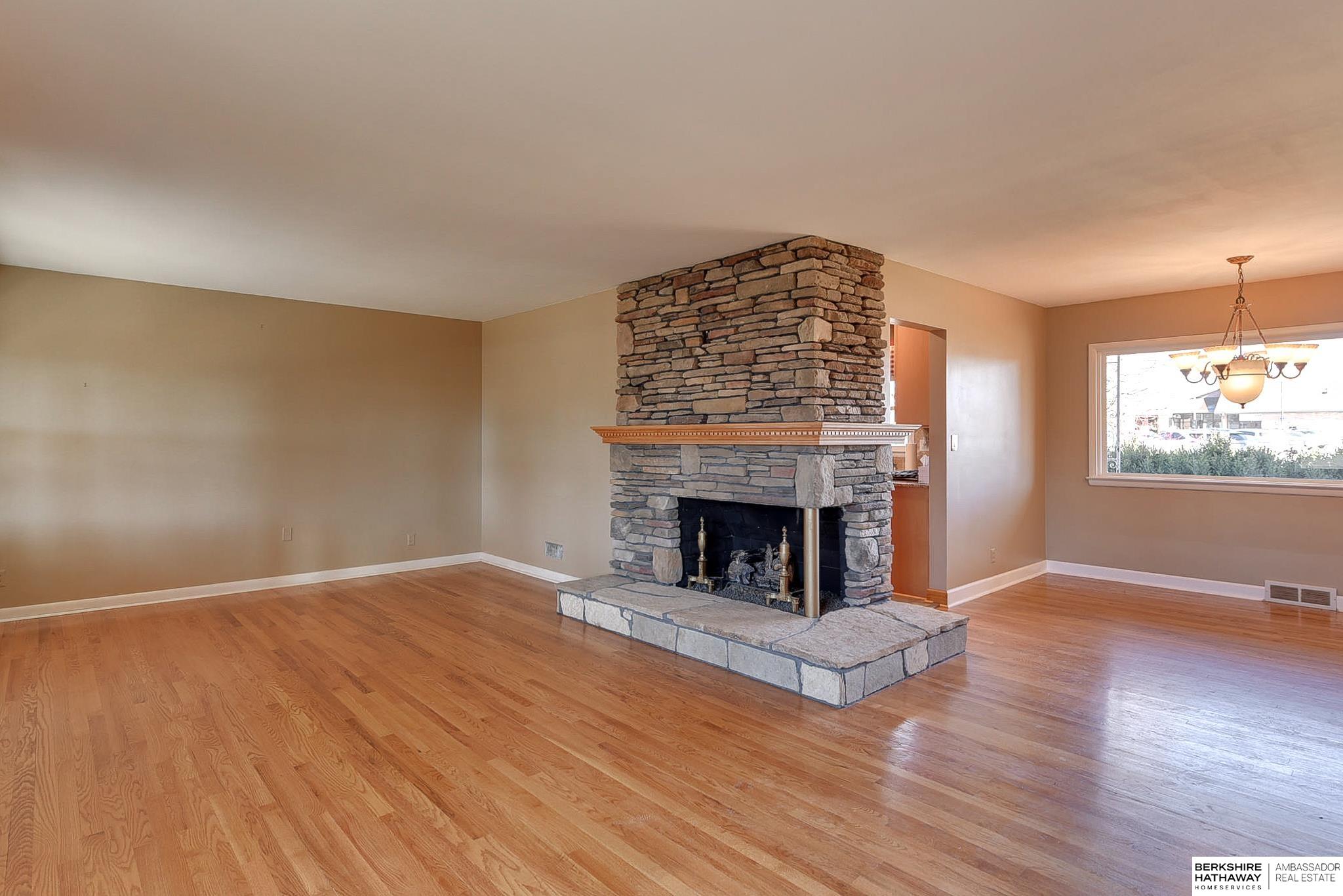 Omaha, Nebraska 68114, United States, 5 Bedrooms Bedrooms, ,2 BathroomsBathrooms,Residential,Pending,121385