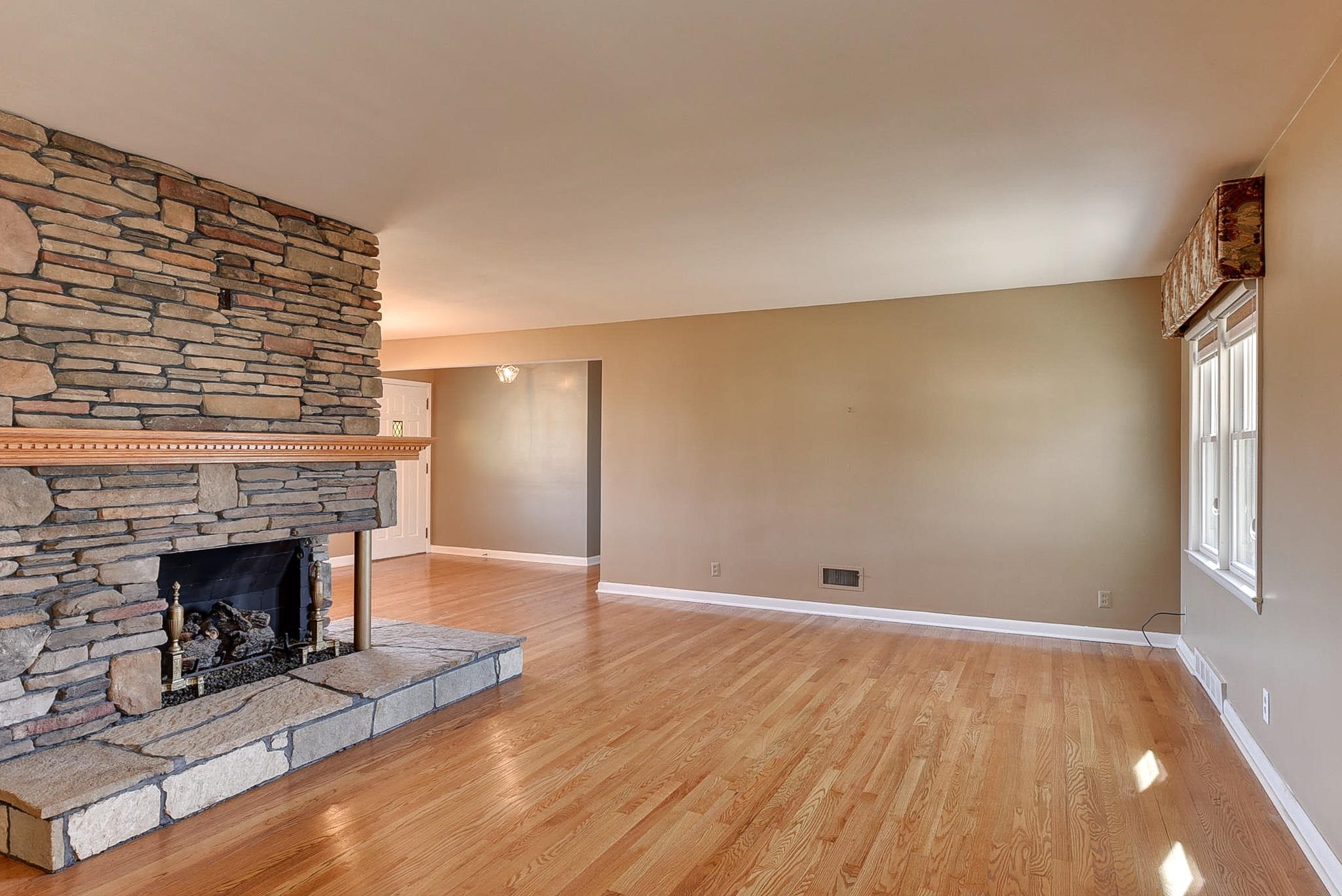 Omaha, Nebraska 68114, United States, 5 Bedrooms Bedrooms, ,2 BathroomsBathrooms,Residential,Pending,121385