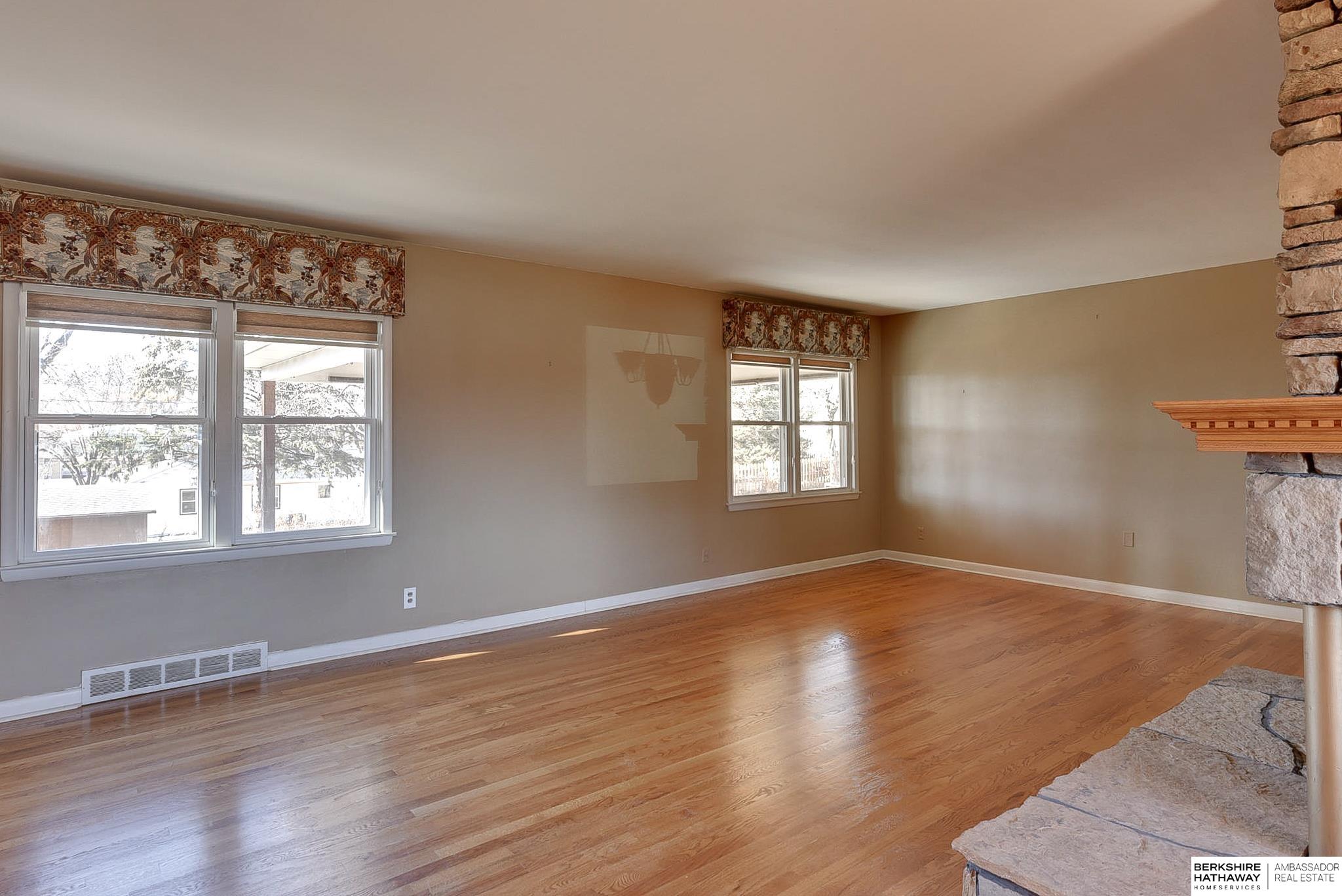 Omaha, Nebraska 68114, United States, 5 Bedrooms Bedrooms, ,2 BathroomsBathrooms,Residential,Pending,121385