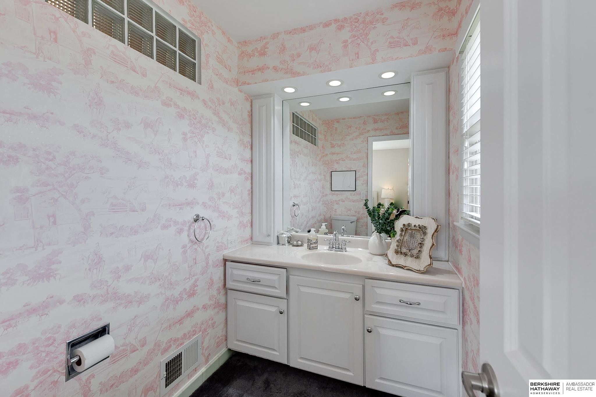 Omaha, Nebraska 68114, United States, 5 Bedrooms Bedrooms, ,2 BathroomsBathrooms,Residential,Pending,121385