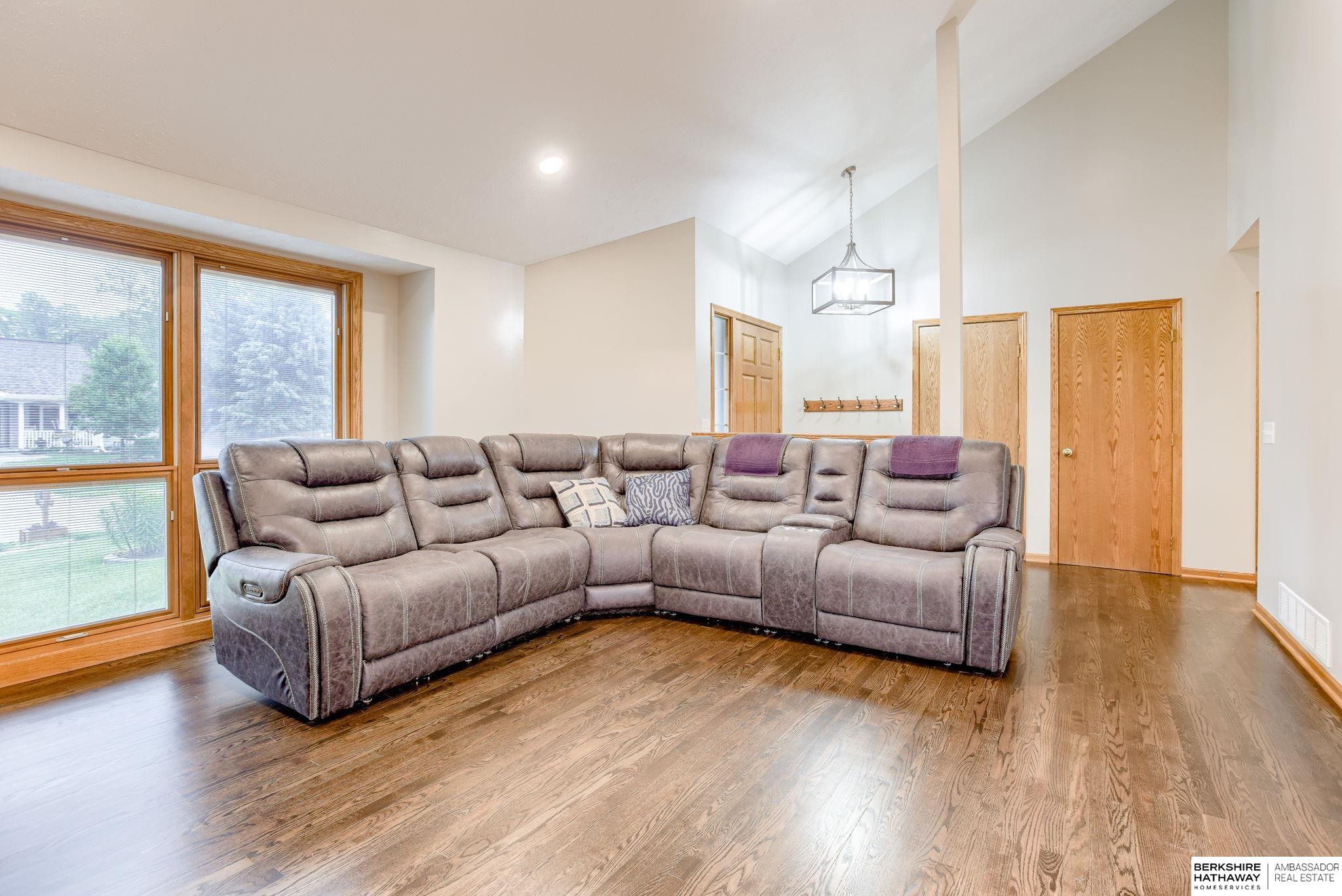 Springfield, Nebraska 68059, United States, 5 Bedrooms Bedrooms, ,3 BathroomsBathrooms,Residential,Pending,144718