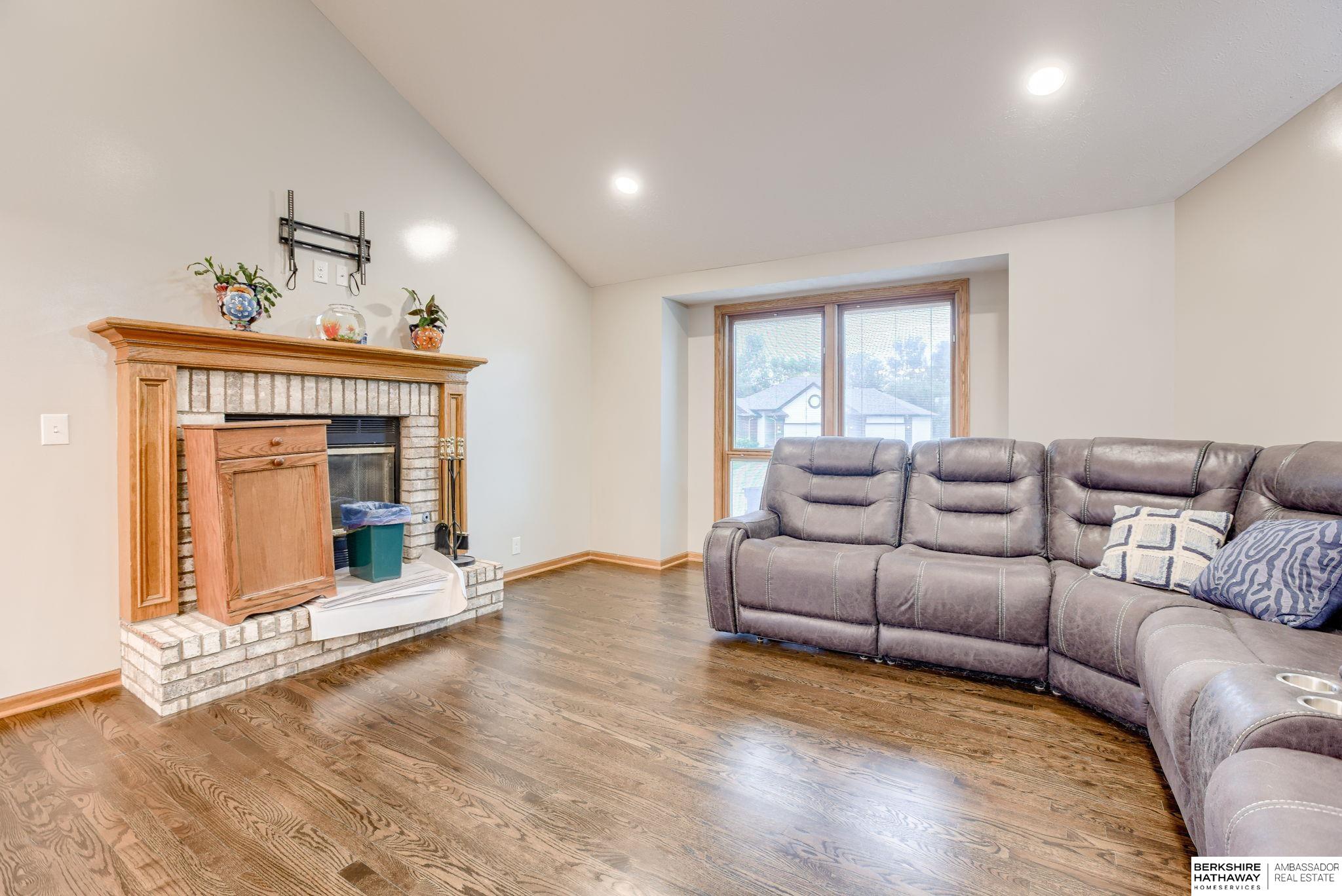 Springfield, Nebraska 68059, United States, 5 Bedrooms Bedrooms, ,3 BathroomsBathrooms,Residential,Pending,144718