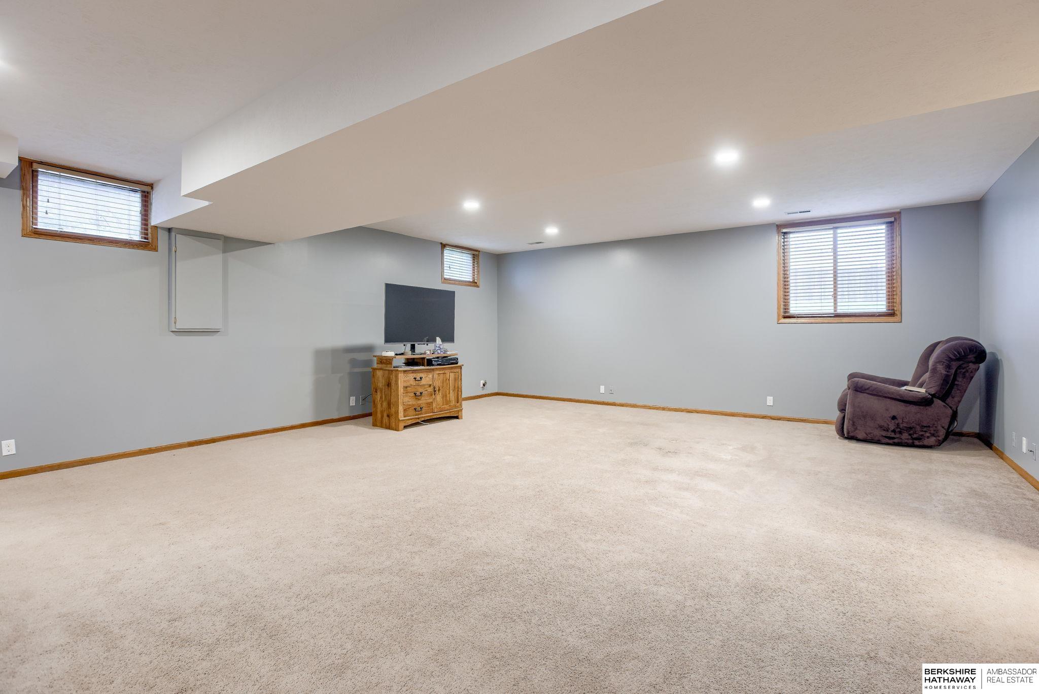 Springfield, Nebraska 68059, United States, 5 Bedrooms Bedrooms, ,3 BathroomsBathrooms,Residential,Pending,144718