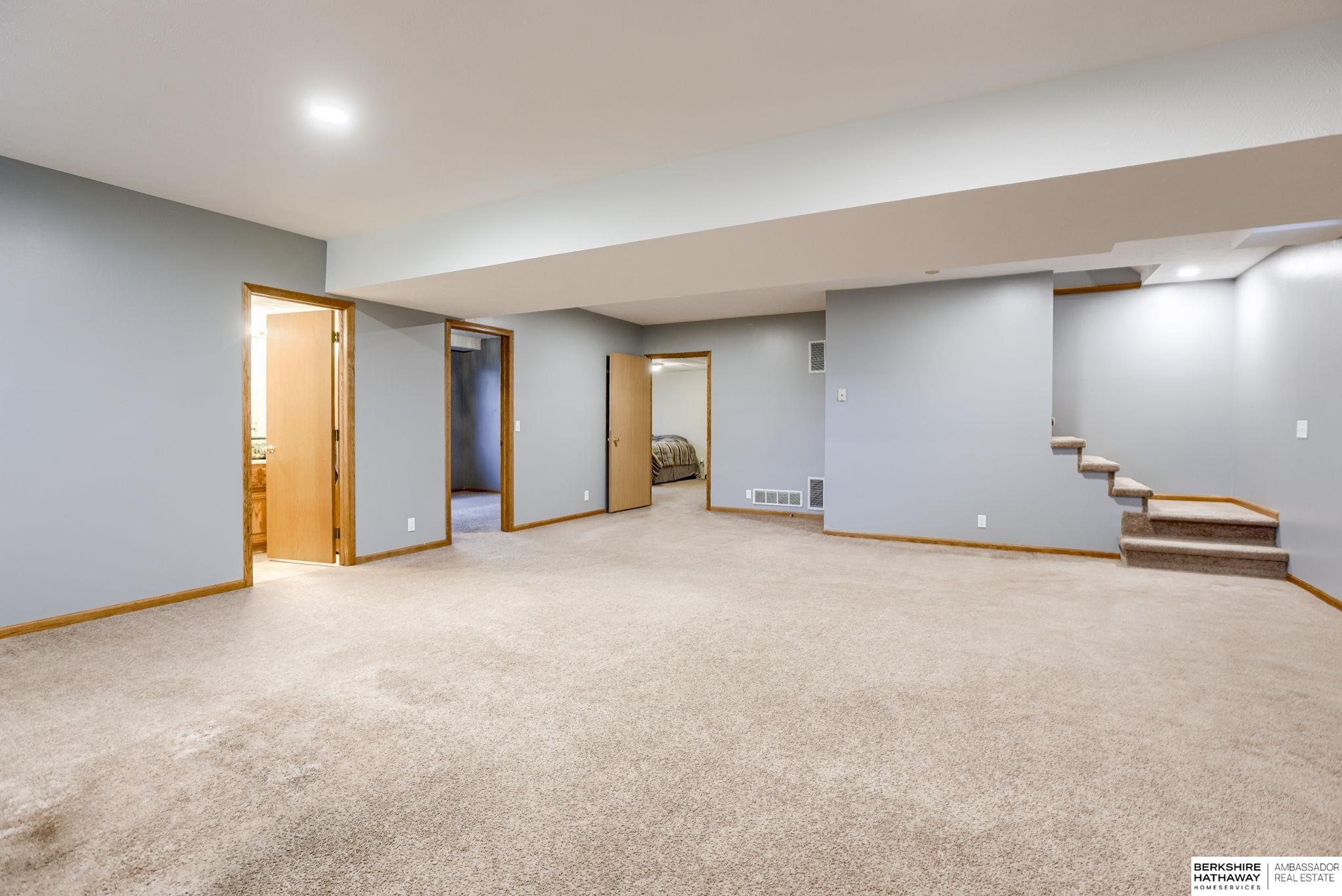 Springfield, Nebraska 68059, United States, 5 Bedrooms Bedrooms, ,3 BathroomsBathrooms,Residential,Pending,144718