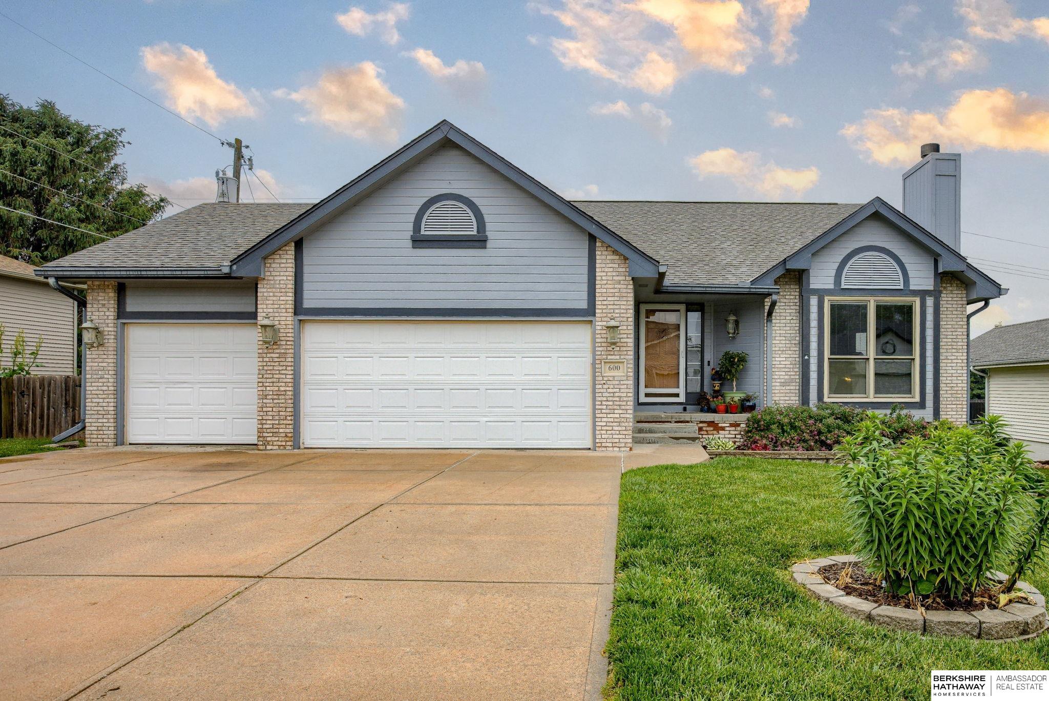 Springfield, Nebraska 68059, United States, 5 Bedrooms Bedrooms, ,3 BathroomsBathrooms,Residential,Pending,144718