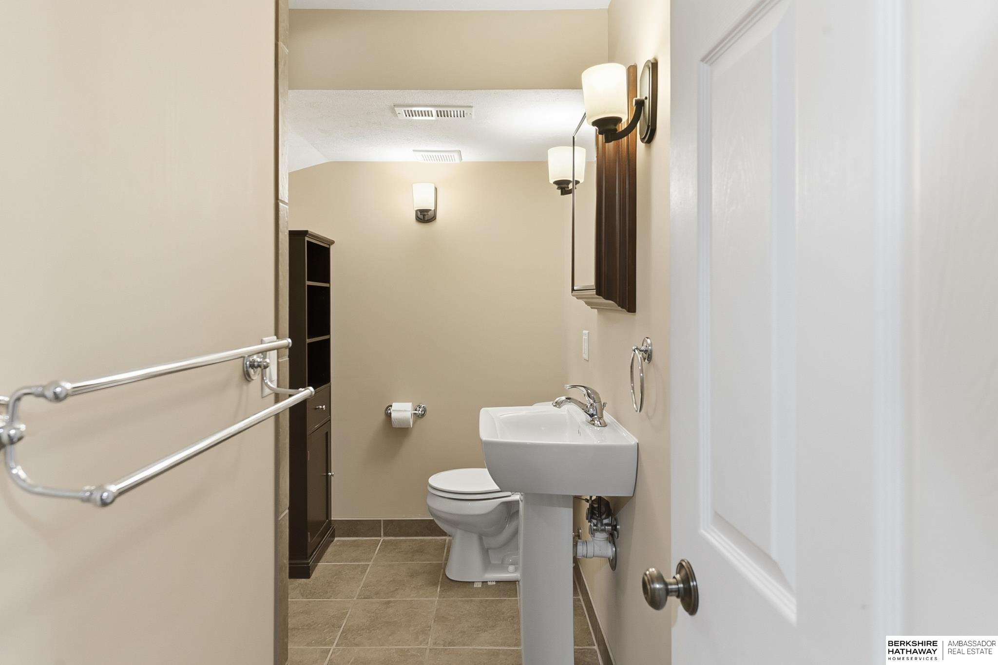 Omaha, Nebraska 68106, United States, 3 Bedrooms Bedrooms, ,2 BathroomsBathrooms,Residential,Active,244200