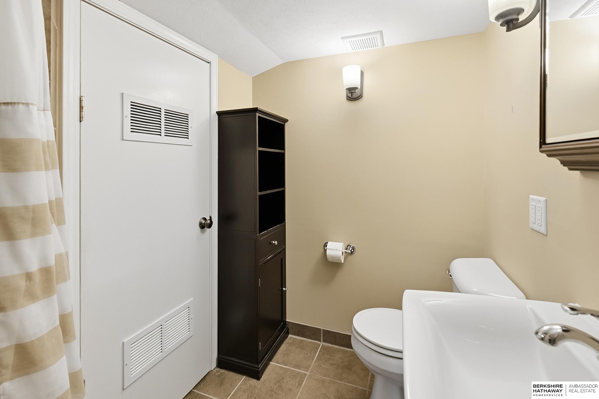 Omaha, Nebraska 68106, United States, 3 Bedrooms Bedrooms, ,2 BathroomsBathrooms,Residential,Active,244200