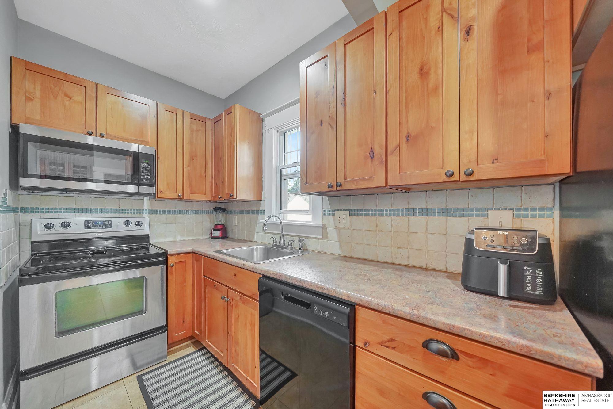 Lincoln, Nebraska 68502, United States, 2 Bedrooms Bedrooms, ,3 BathroomsBathrooms,Residential,Pending,224595