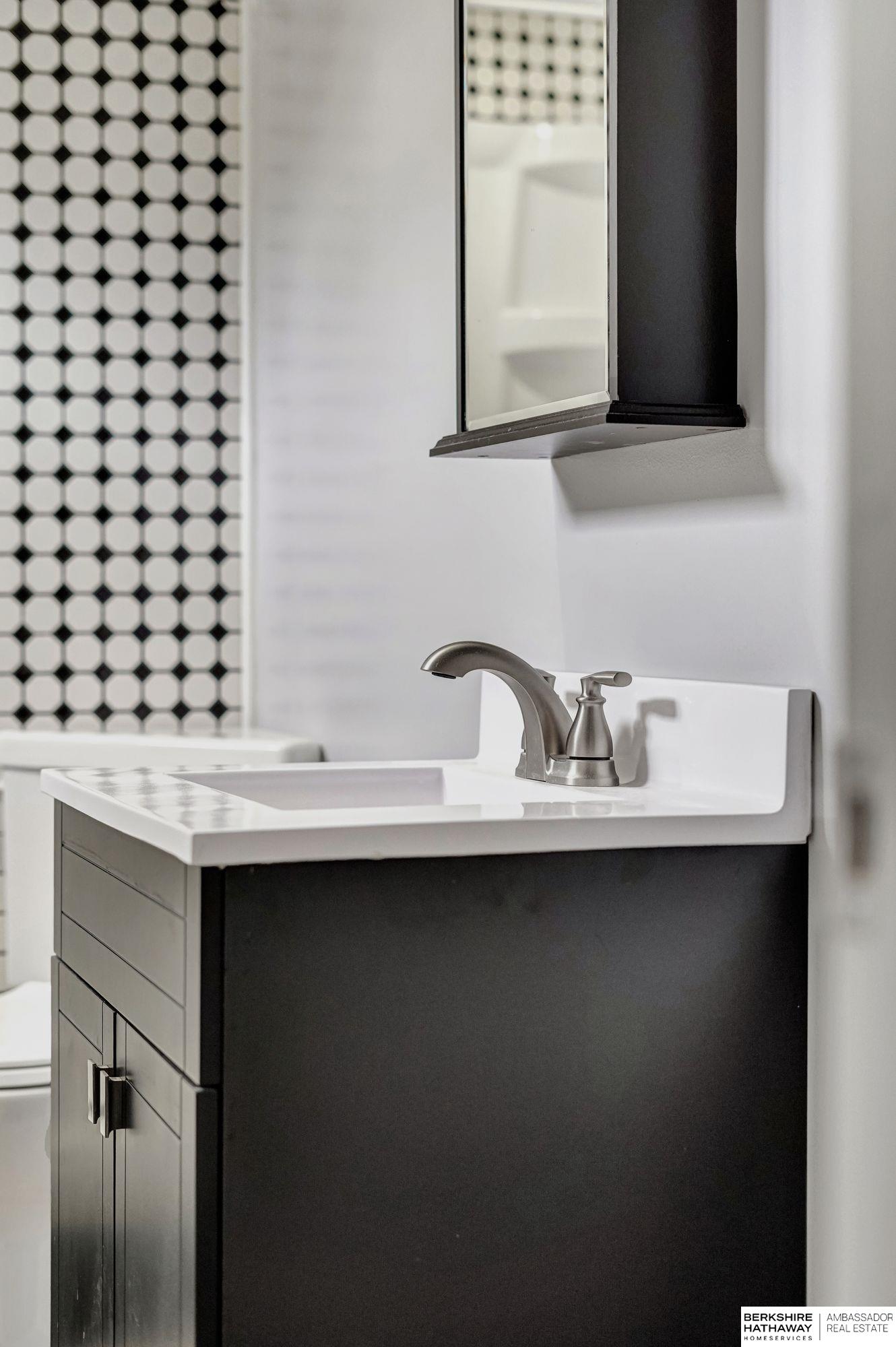 Lincoln, Nebraska 68502, United States, 2 Bedrooms Bedrooms, ,3 BathroomsBathrooms,Residential,Pending,224595